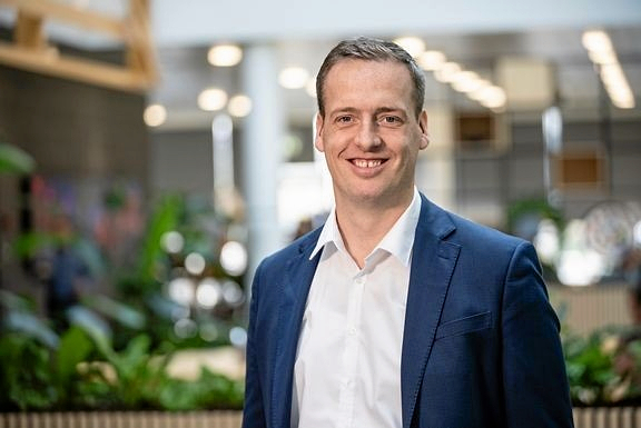 Afdelingsdirektør Jimmy Petersen glæder sig til at få mere plads, så Sparekassen Kronjylland kan fortsætte sin vækst i Holbæk.