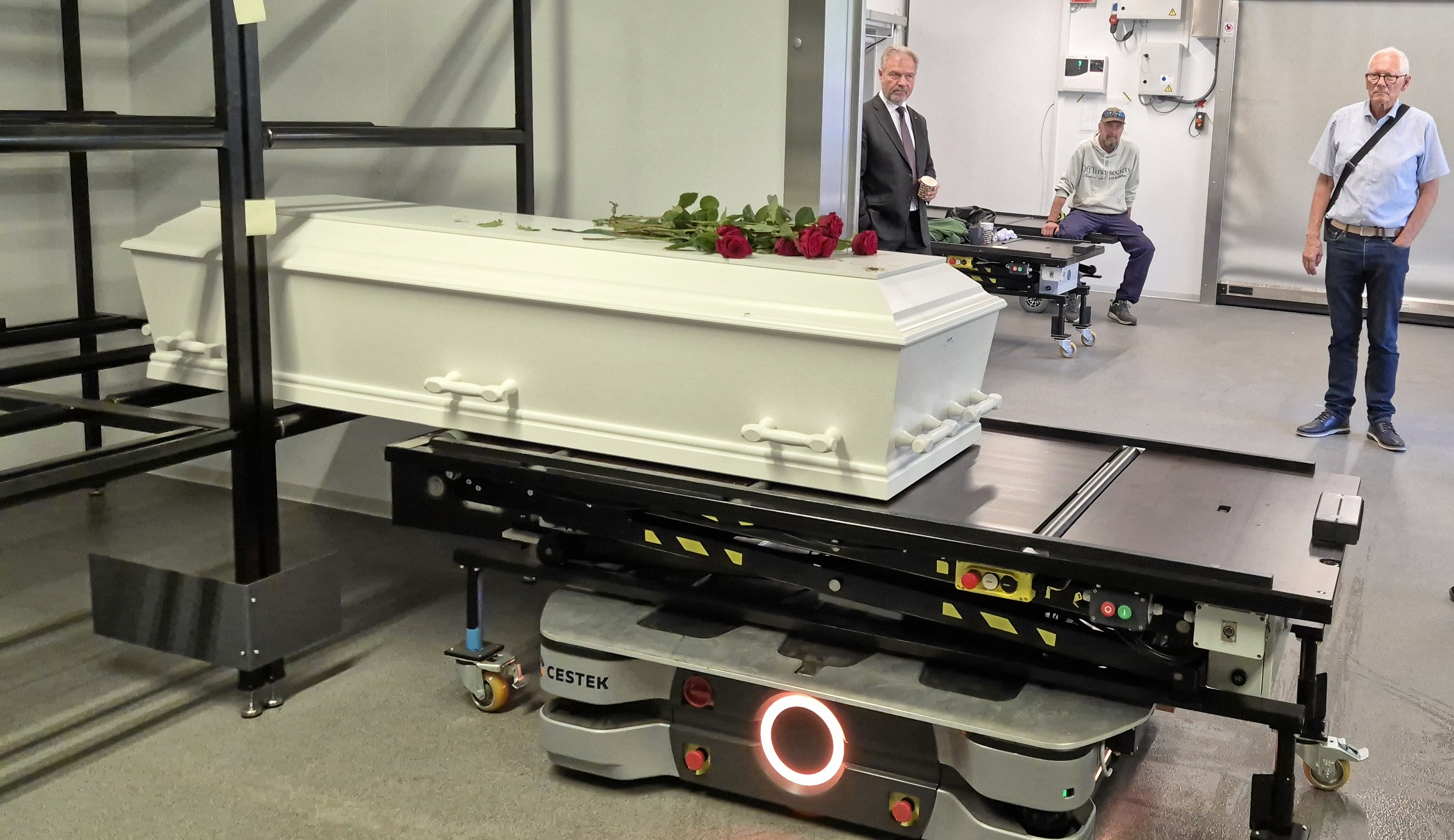 Nu sørger en rullende robot for, at den afdøde kommer på rette hylde i kapellet.