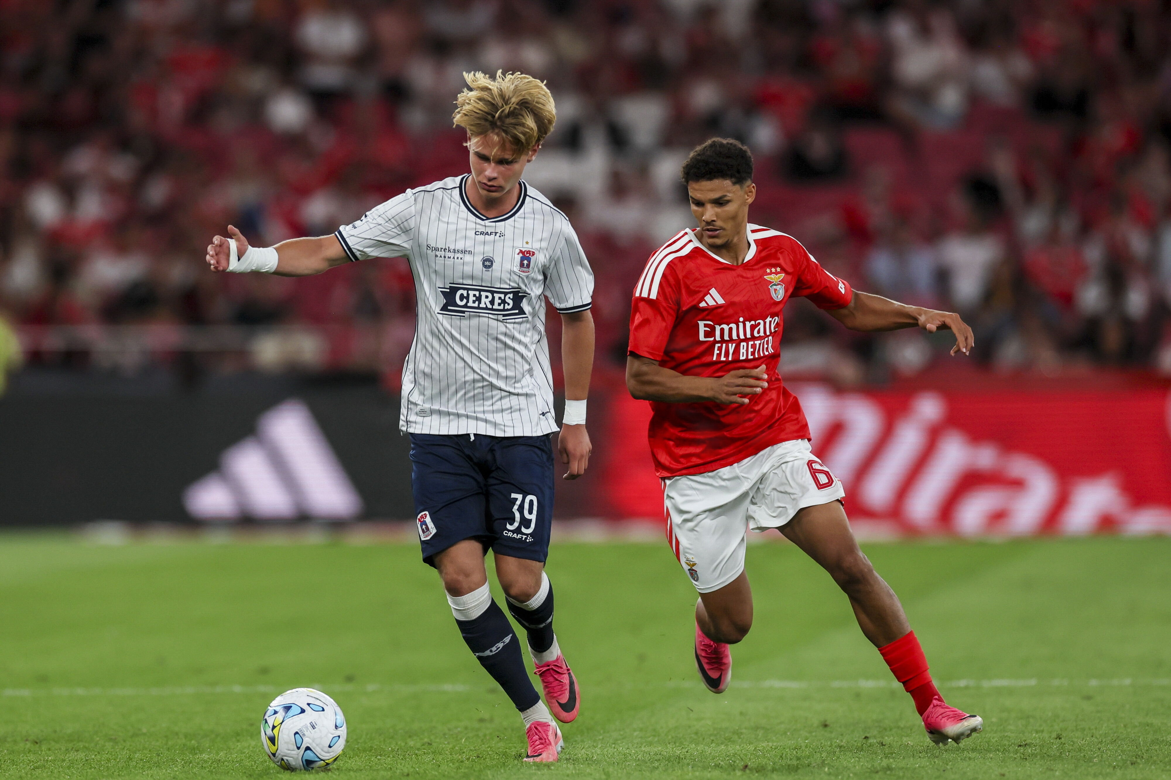 Frederik Emmery og AGF er bagud med to mål inden returkampen mod Alexander Bahs Benfica.