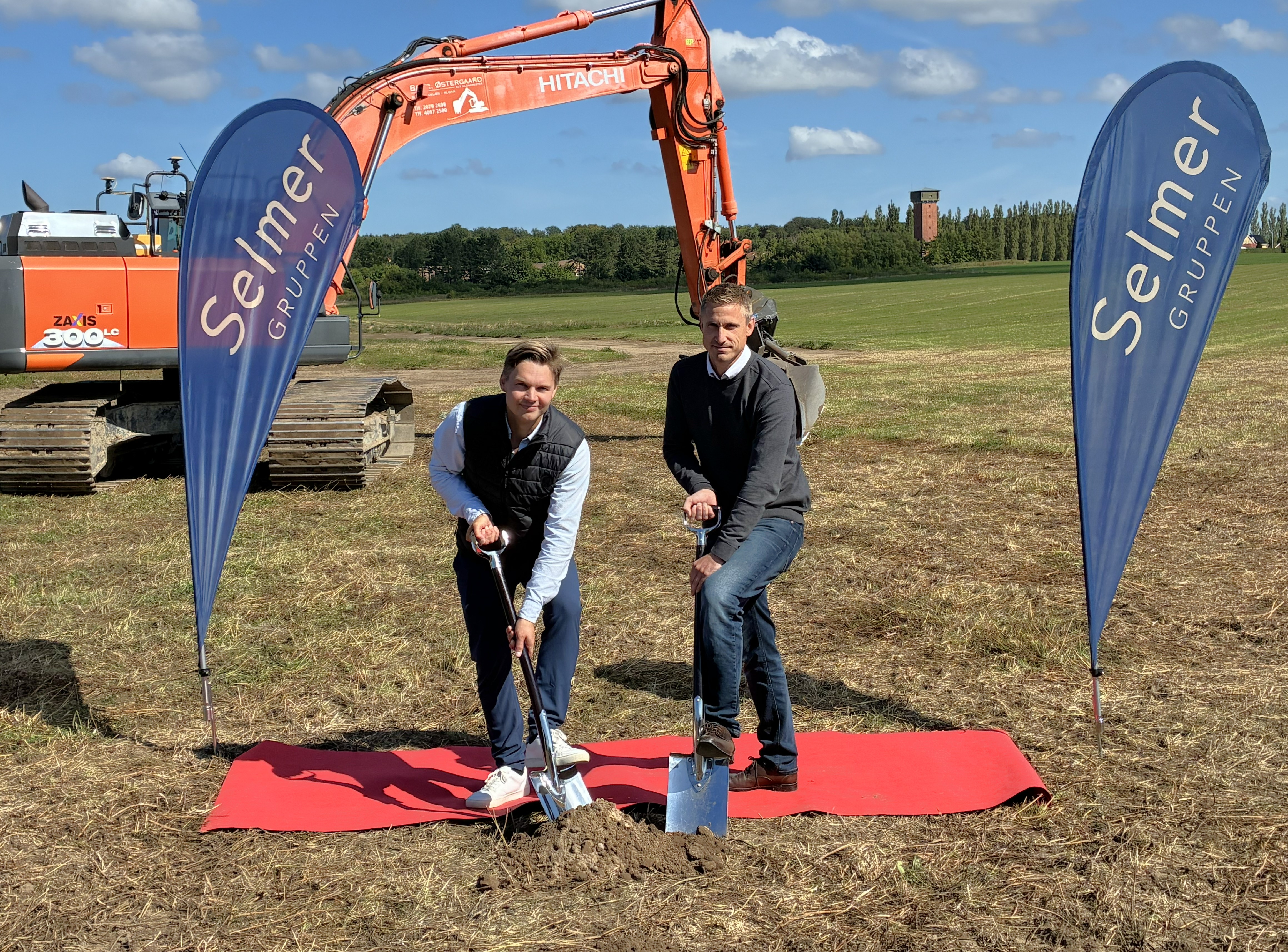 Lasse Kauffeldt Kæseler, der er partner og udviklingschef i Selmer Gruppen A/S, og Sorø Kommunes borgmester Jakob Spliid (V) har taget første spadestik til Pilegårdshaven.
