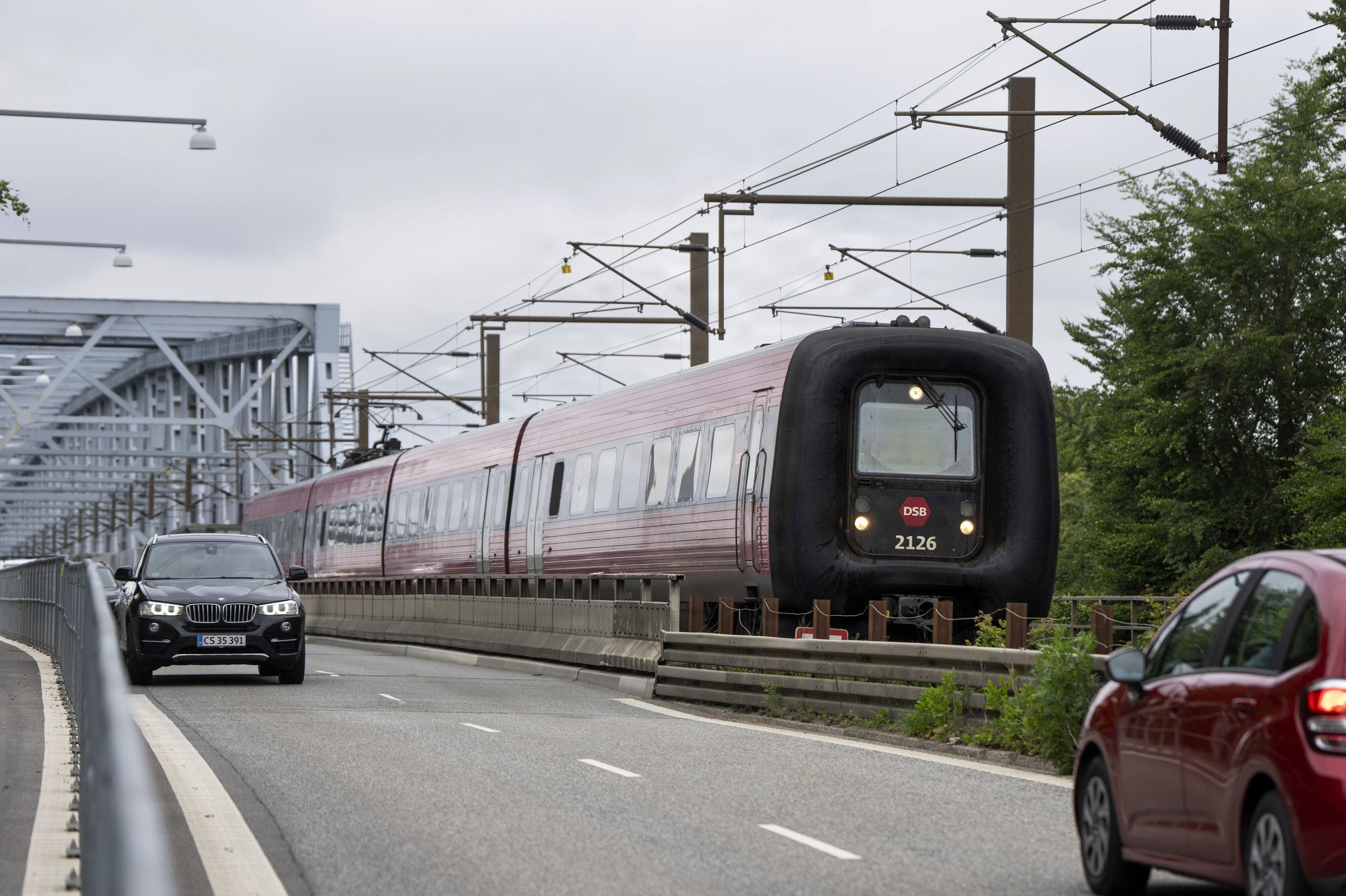 DSB-togene kørte uregelmæssigt i første halvår, hvor vintervejr, sporarbejder og signalfejl var medvirkende til, at rejseplanen ikke altid blev overholdt. (Arkivfoto).