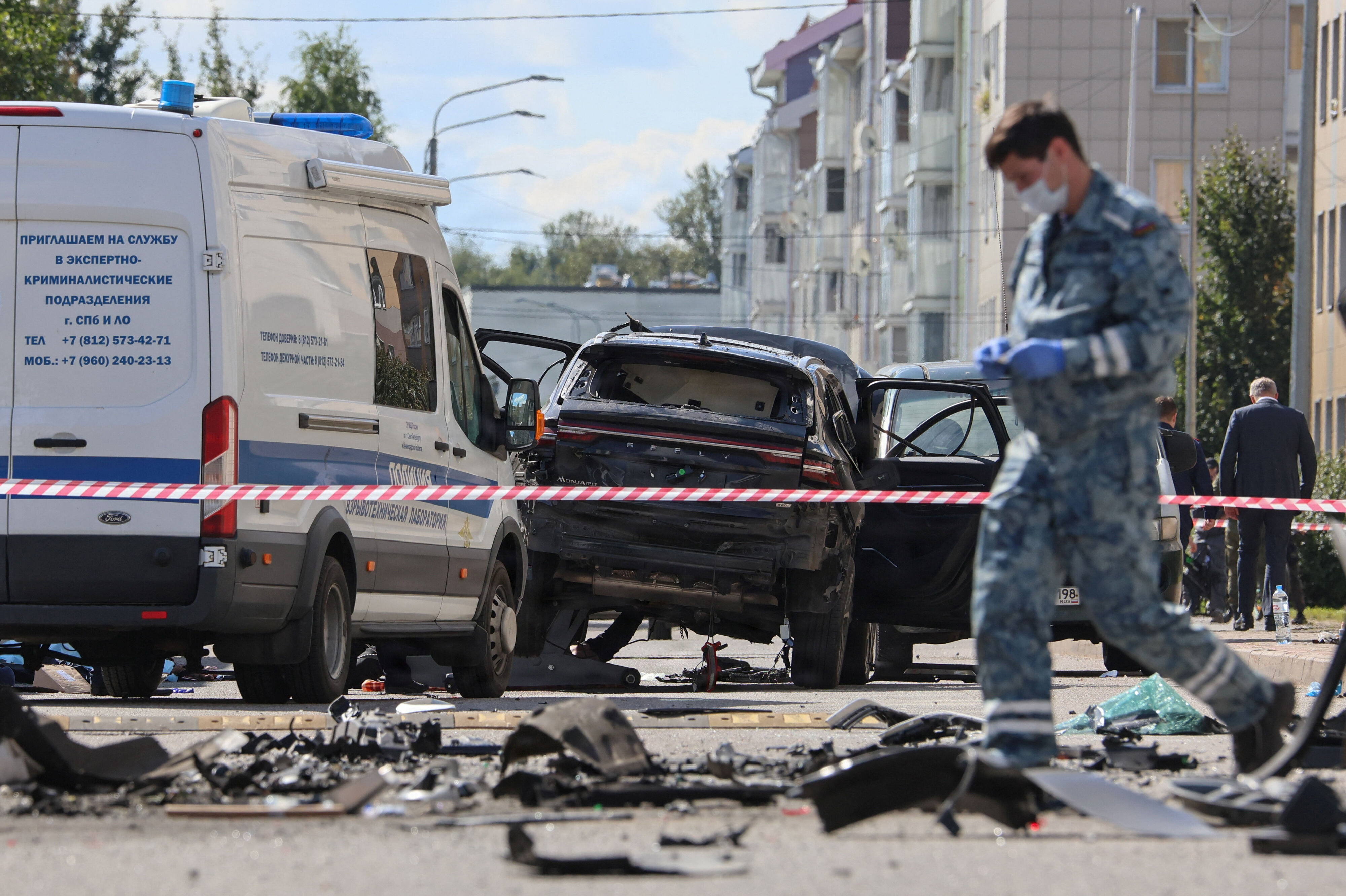En eksplosion ramte en bil i den russiske millionby Sankt Petersborg. Der er meldinger om, at en dræbt person var en russisk militærmand.