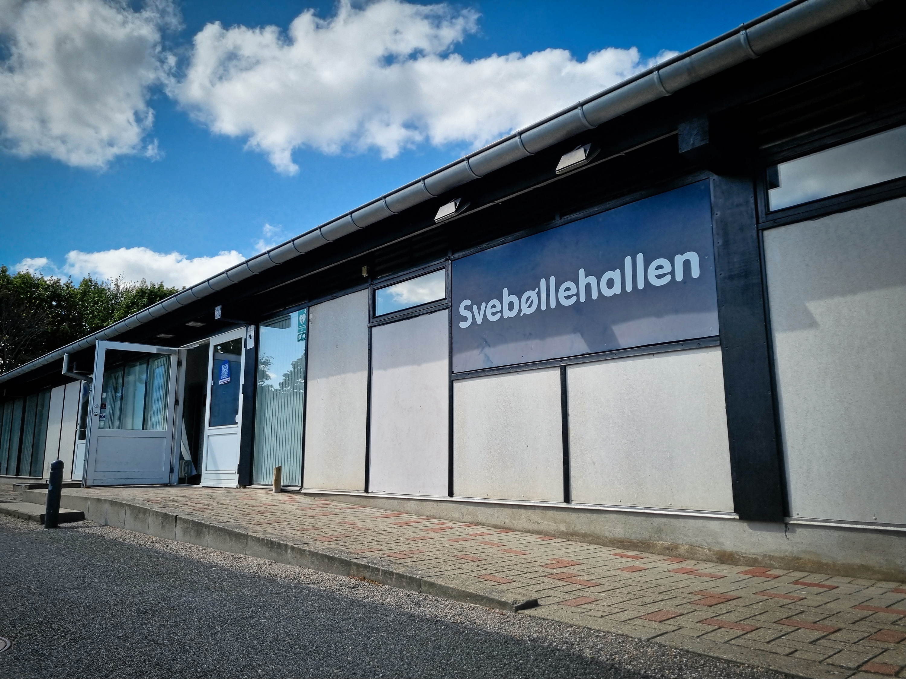Kalundborg Kommune sanerer skimmelramt kælder under Svebølle Hallen fra september til november. Skytteforening efterlades i uvished.