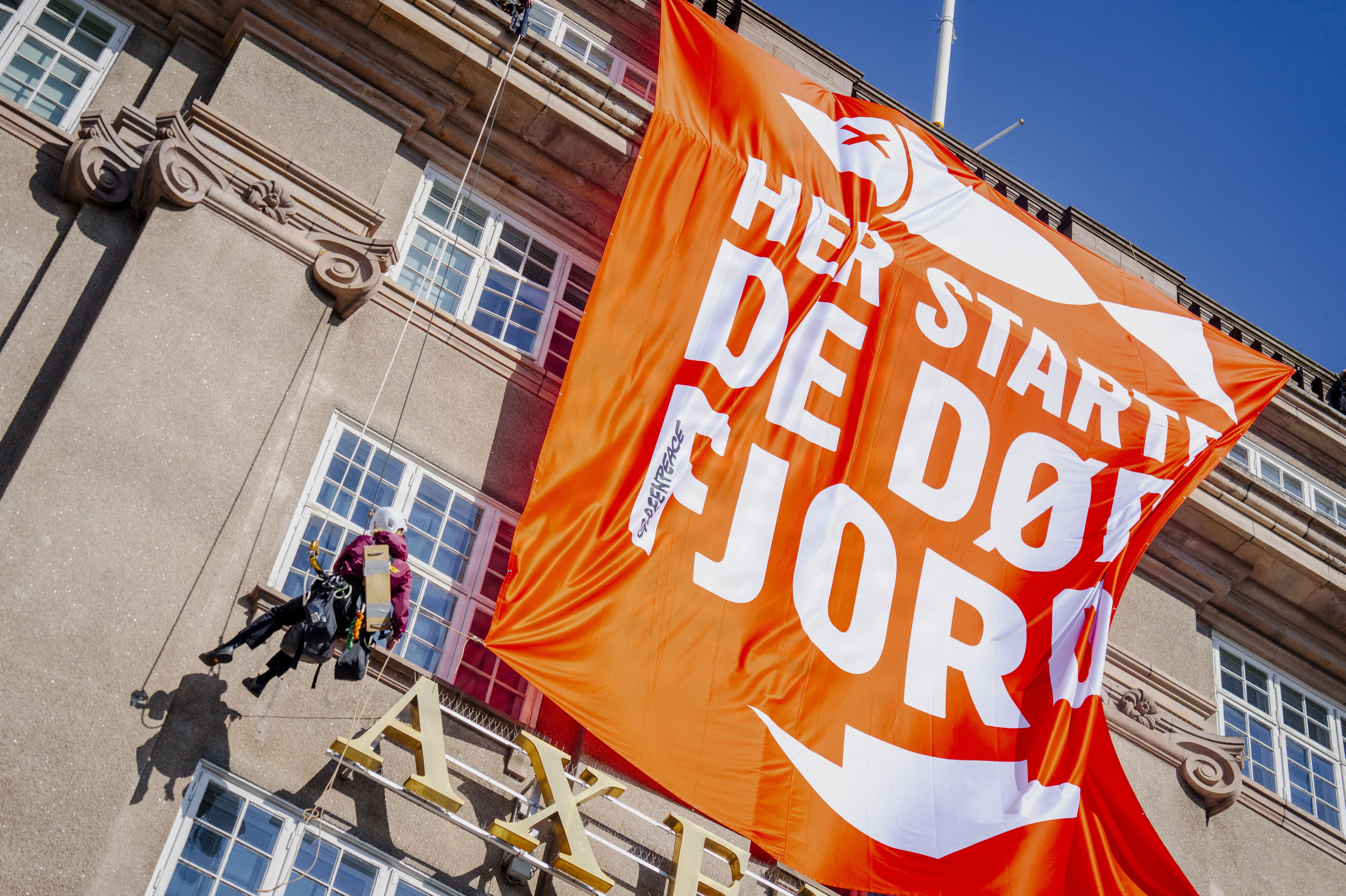 Seks demonstranter sigtes for brud på ordensbekendtgørelsen og for husfredskrænkelse efter en demonstration i København.