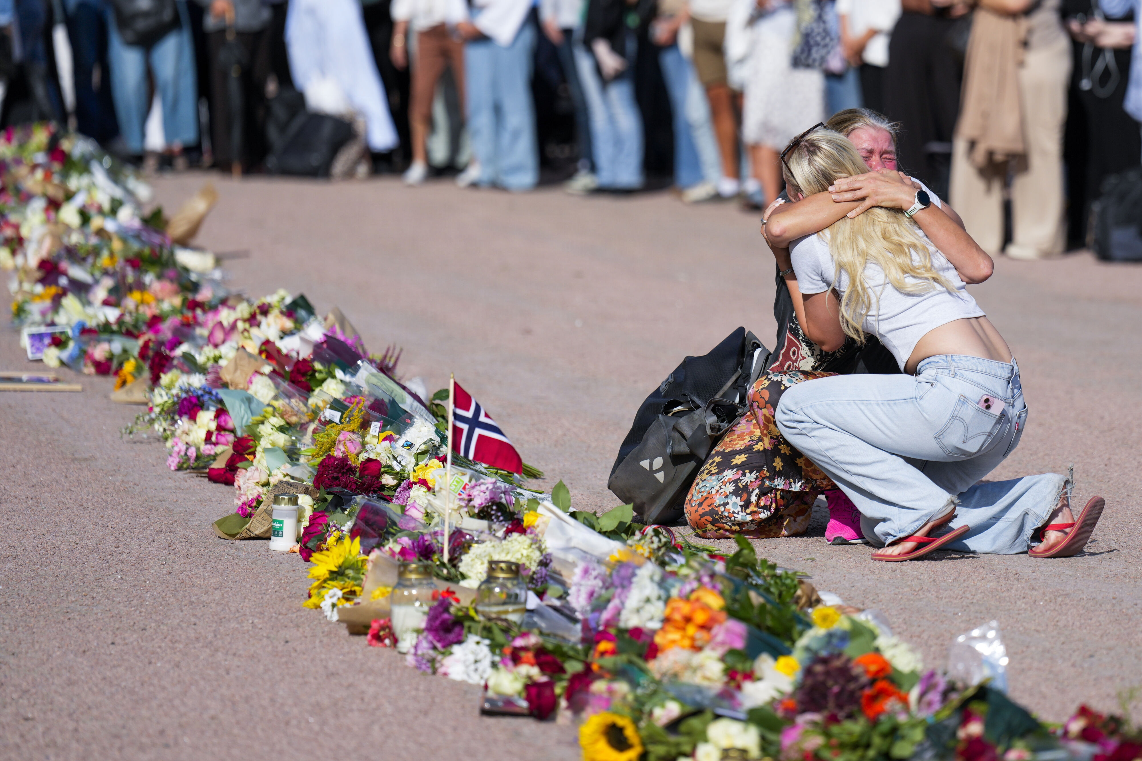 Flere personer er torsdag samlet foran slottet i Oslo.