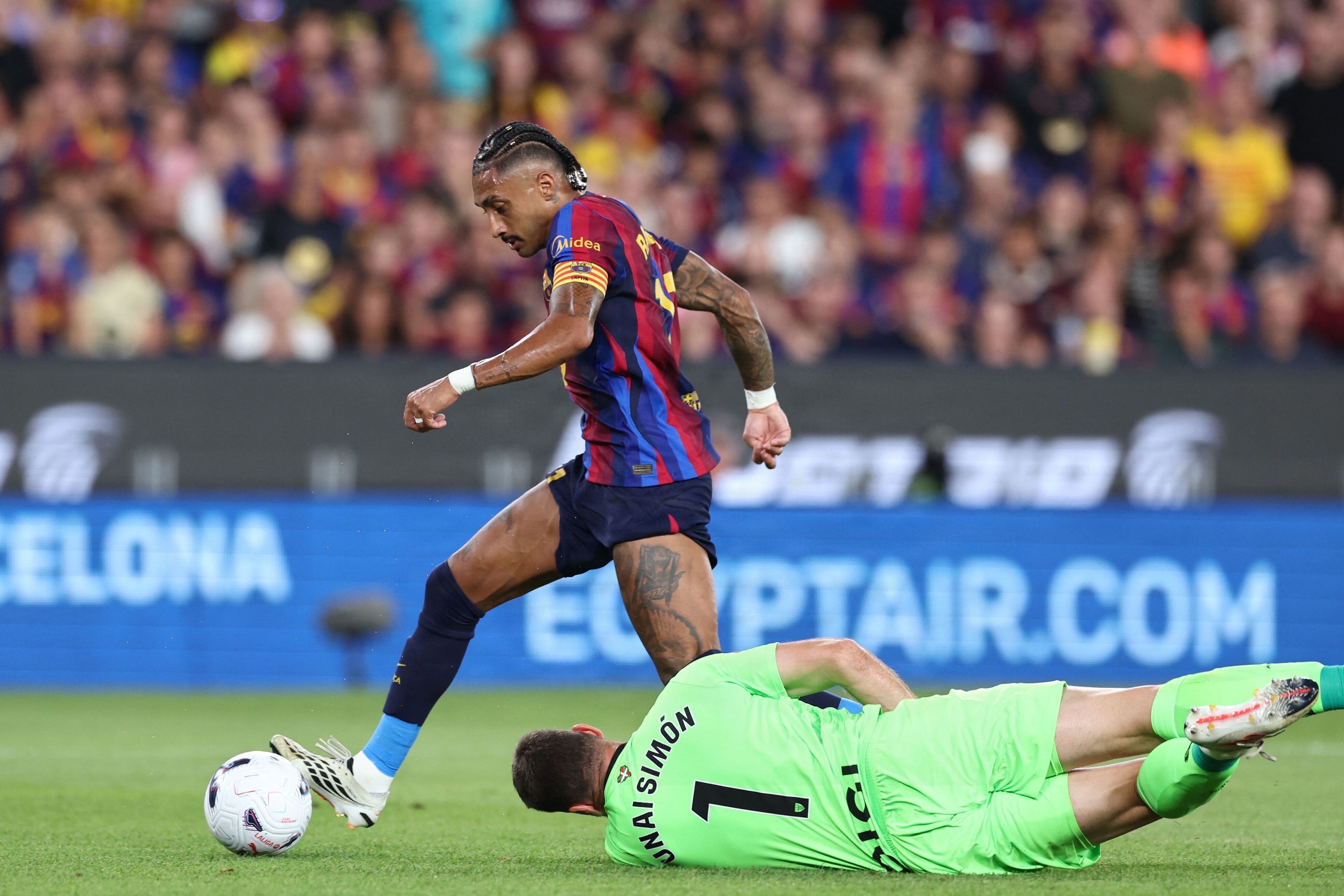Raphinha runder Unai Simon og bringer Barcelona på 1-0.