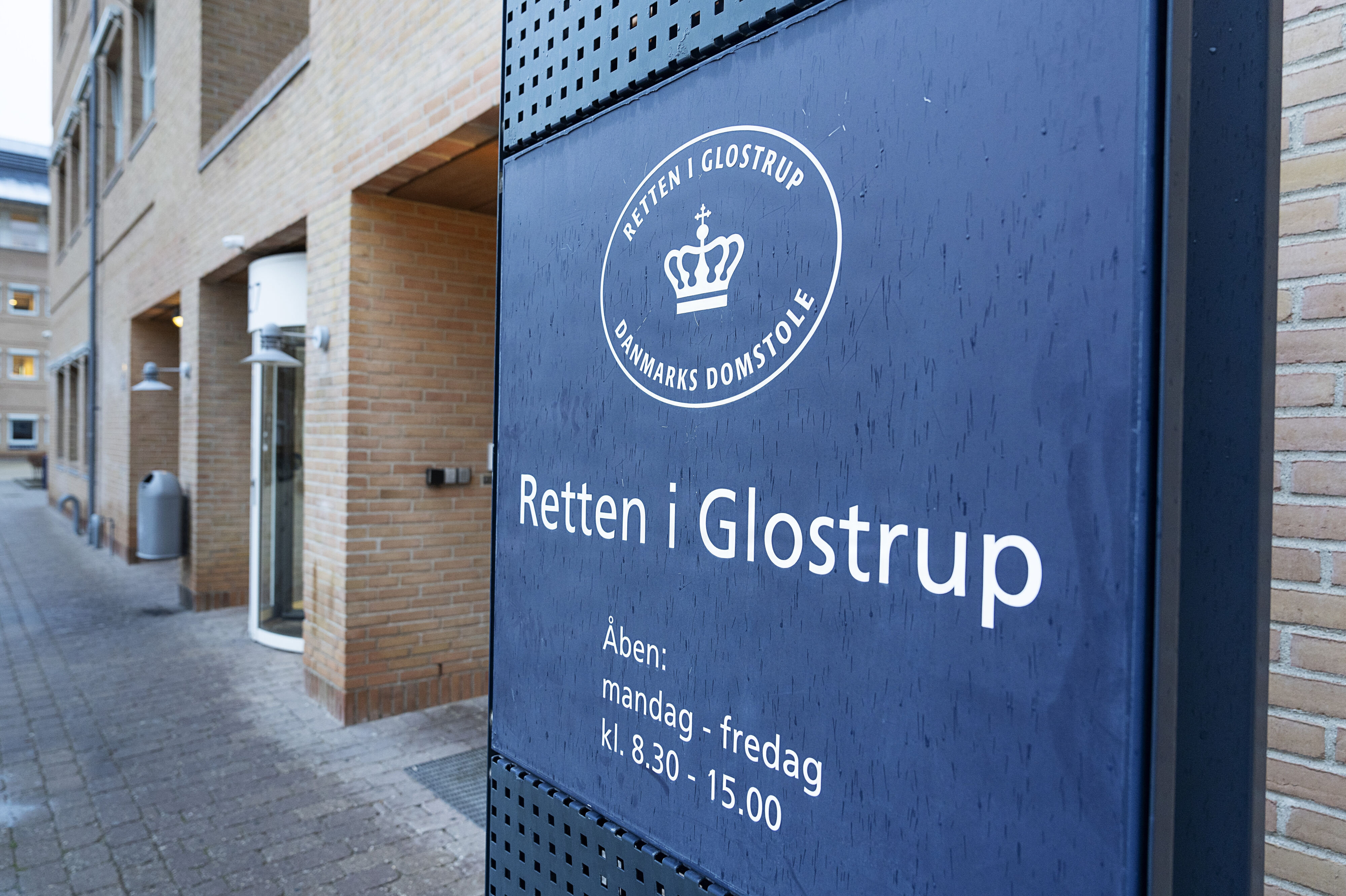 Fem mænd i alderen 28 til 42 år er tiltalt for langvarig frihedsberøvelse, afpresning og grov vold. Sagen begynder 5. april i Retten i Glostrup, og behandles over ti retsdage i løbet af foråret. (Arkivfoto).