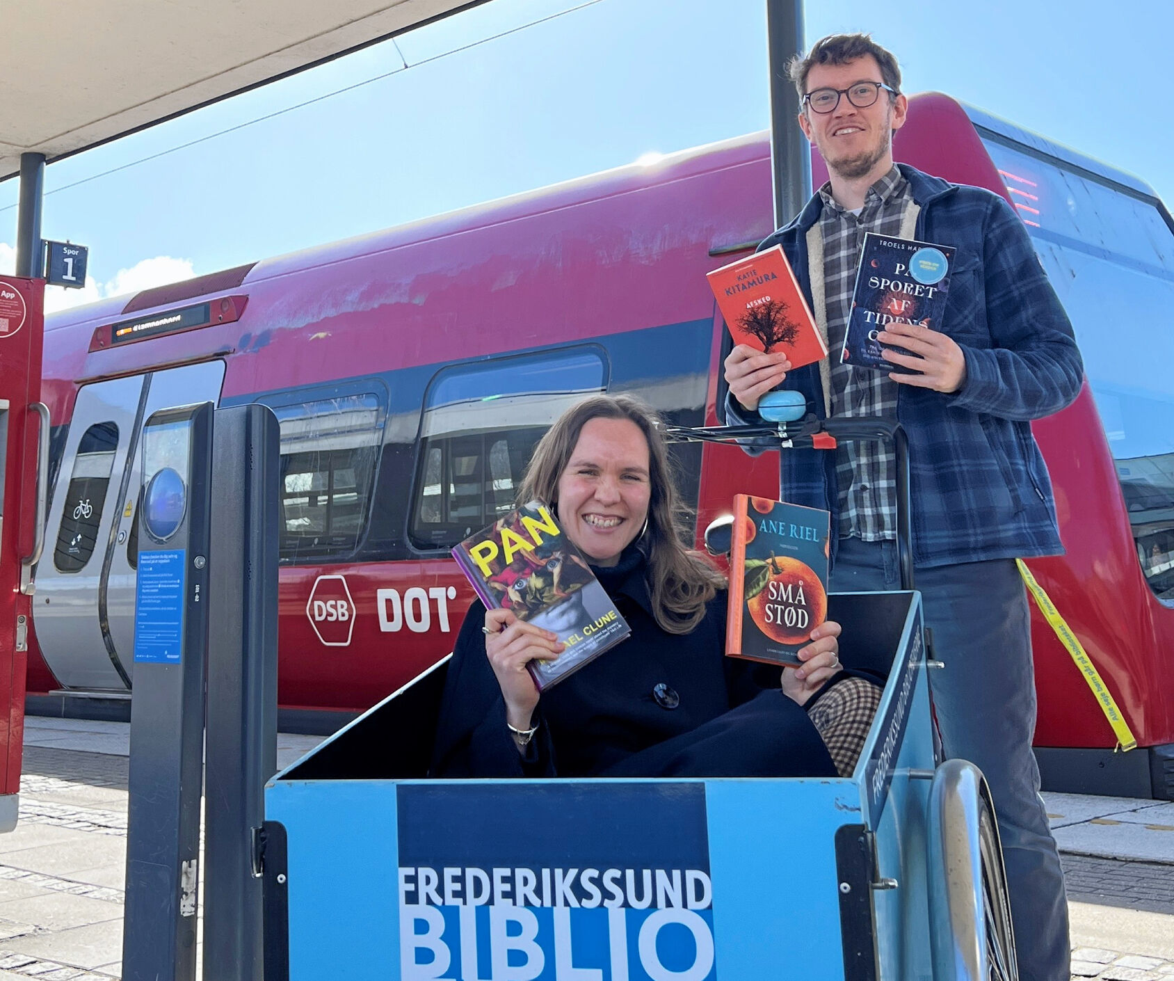 Kulturformidlerne Dennis Odgaard og Mathilde Østerbye fra Frederikssund Bibliotekerne inviterer om bord på Læsetoget tirsdag 8. september.
