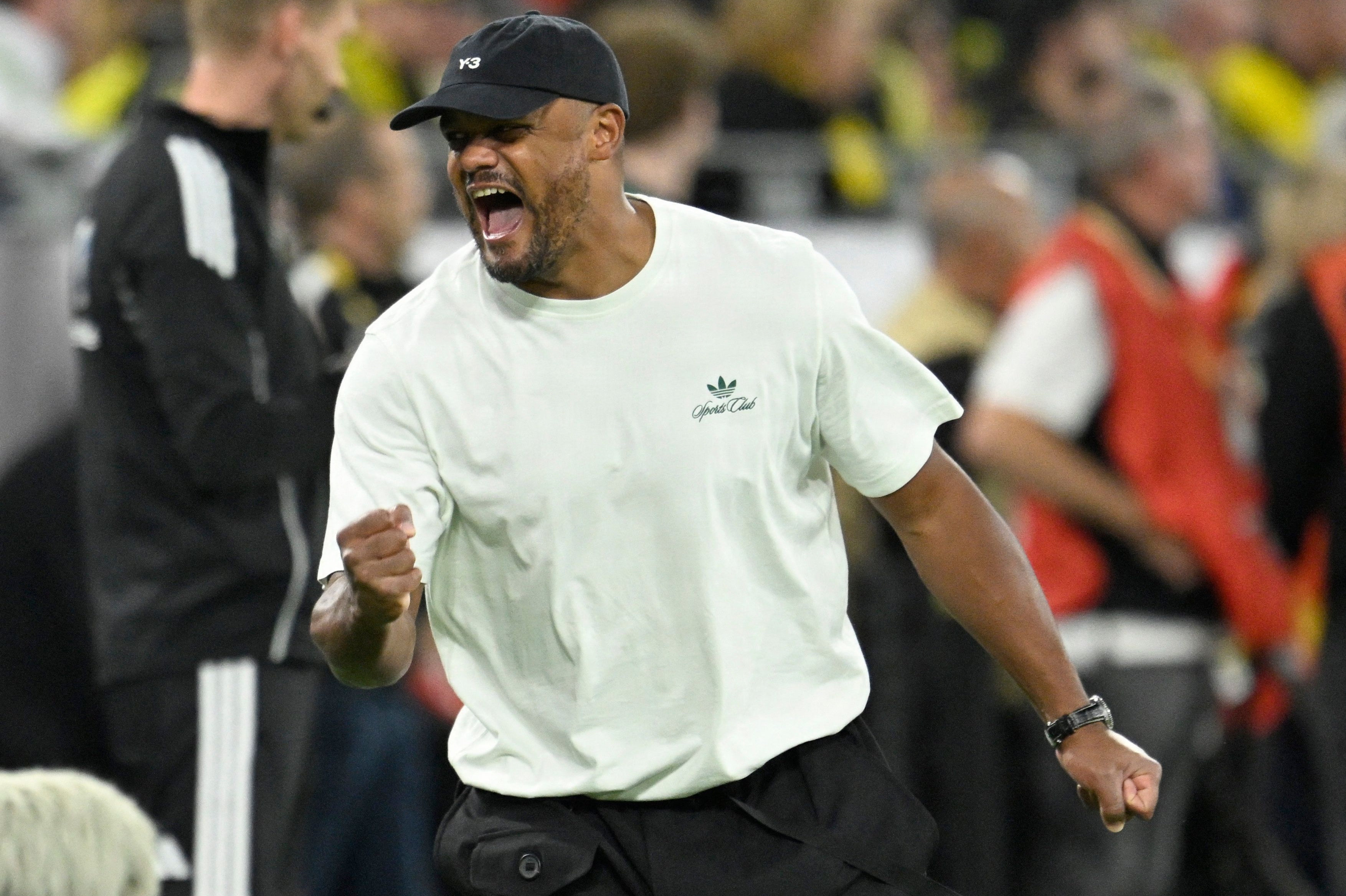 Bayern Münchens cheftræner, Vincent Kompany, jubler over en scoring til 2-0 mod Dortmund i Super Cup den 22. august. Den 40-årige belgier har haft mange anledninger til at juble i løbet af sine to sæsoner i klubben.