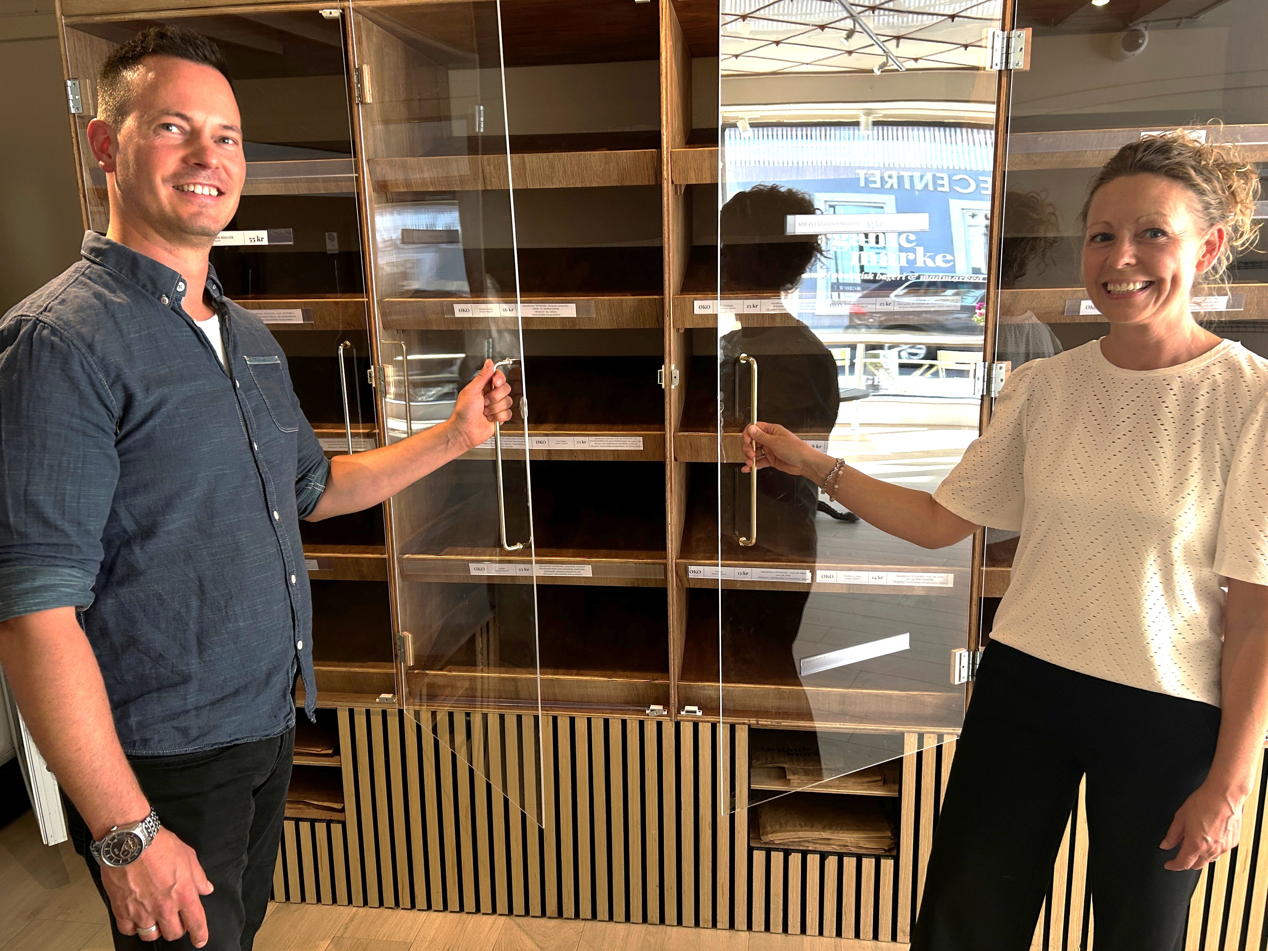 Rasmus og Charlotte Juhl-Hammerschmidt glæder sig meget til at fylde brødskabet op igen i Organic Market Sorø.