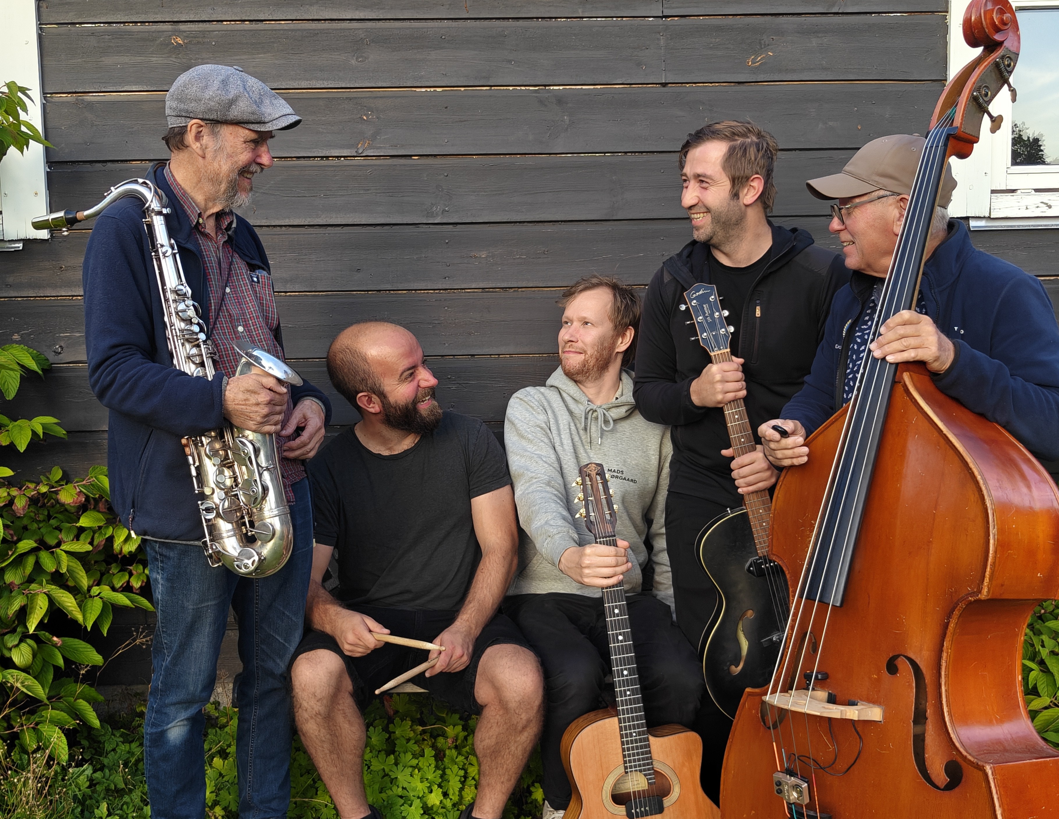 Arrangørerne opfordrer alle til at snøre danseskoene og tage en svingom til bandets musik.