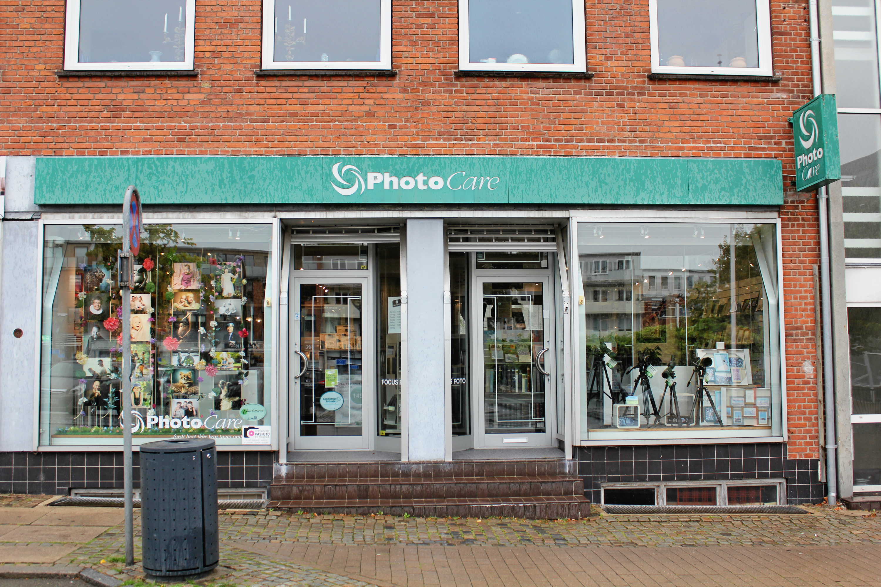 PhotoCare, Rådhuspladsen 5, har 1. maj haft 80 års jubilæum, og selvom det er moderne teknik, så er fotoforretningen nu blandt byens ældste forretninger.