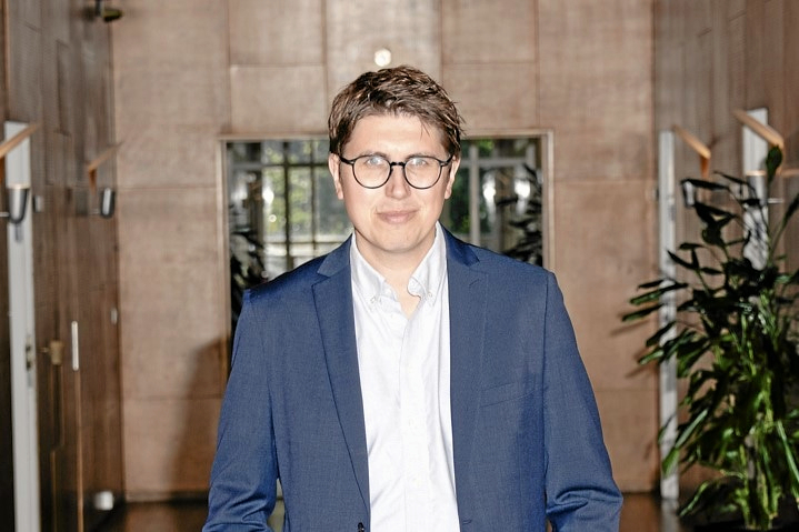 Christoffer Buster Reinhardt (K) er formand for Børne- og Skoleudvalget. Han har ingen kommentarer til forvaltningens forslag på nuværende tidspunkt.