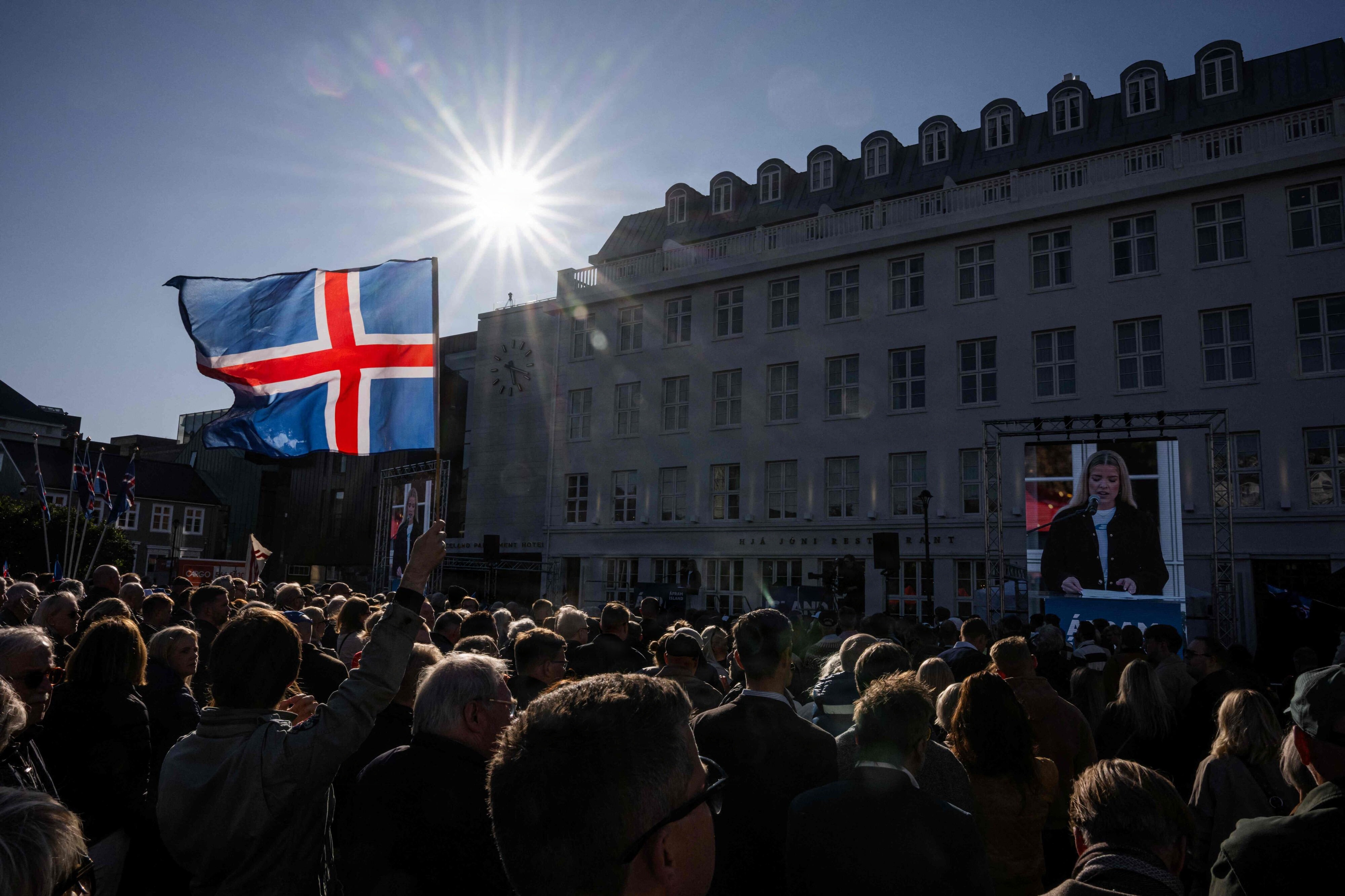 Demonstranter på nej-siden står med det islandske flag i Reykjavik, Islands hovedstad, torsdag.