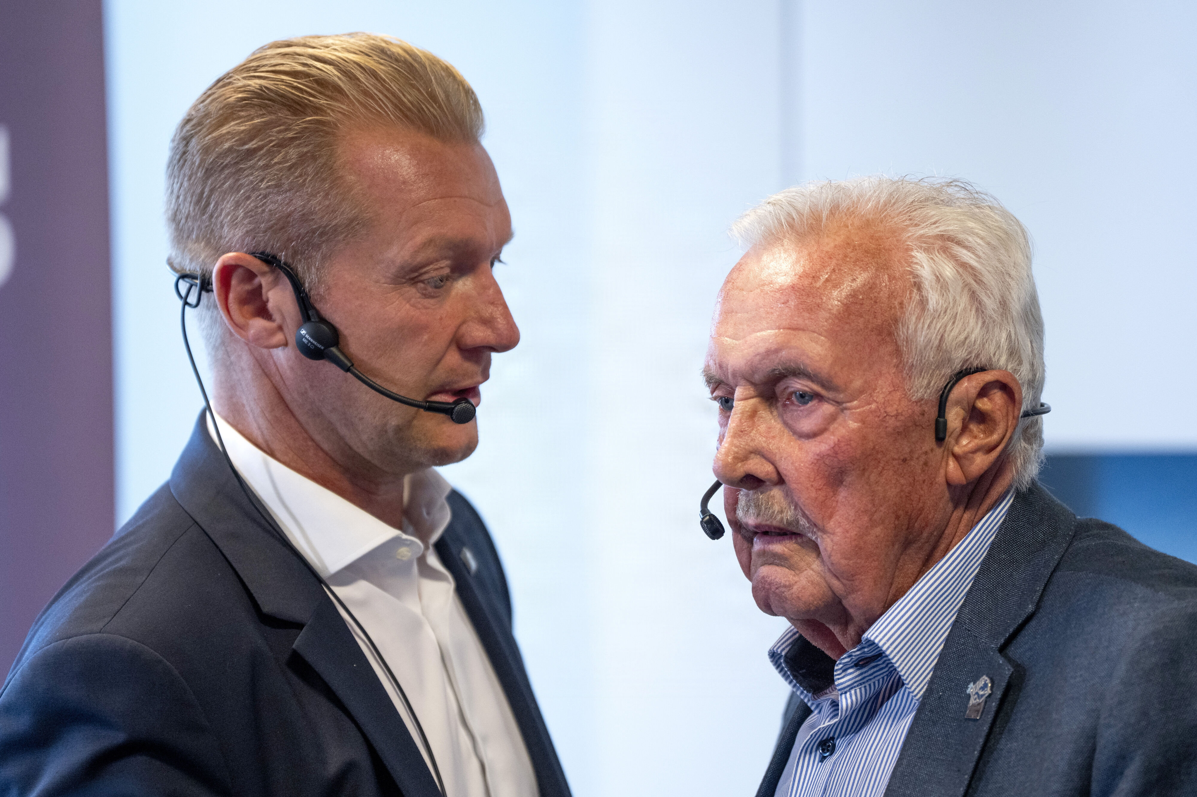 Randers FC's fodolddirektør Søren Pedersen (til venstre) var med til fredagens pressemøde, hvor ejerskiftet blev præsenteret.