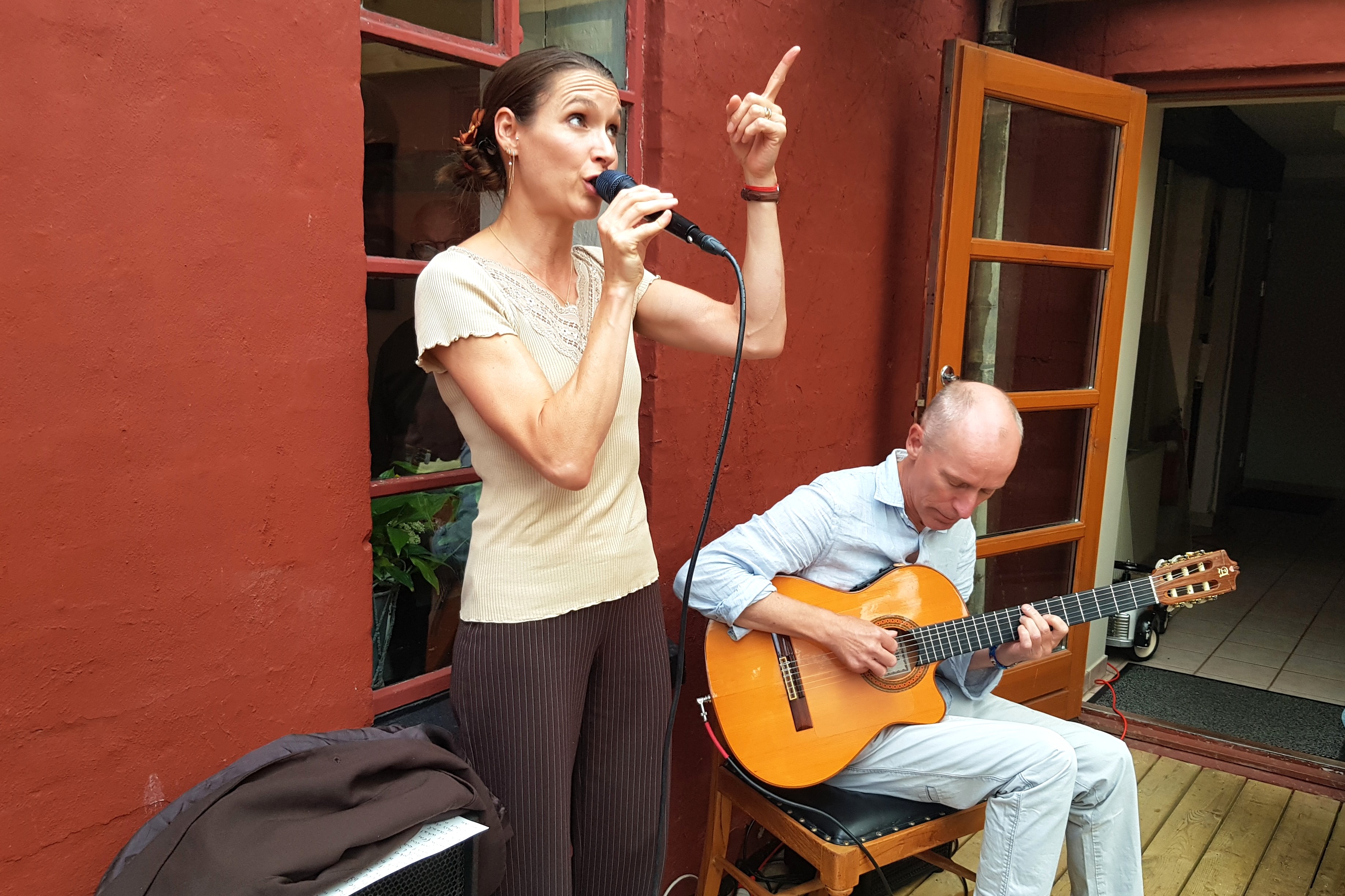 Alice Carreri sang om de dryppende regndråber, akkompagneret af Jacob Fischer på Café K til Holbæk Jazzfestival.