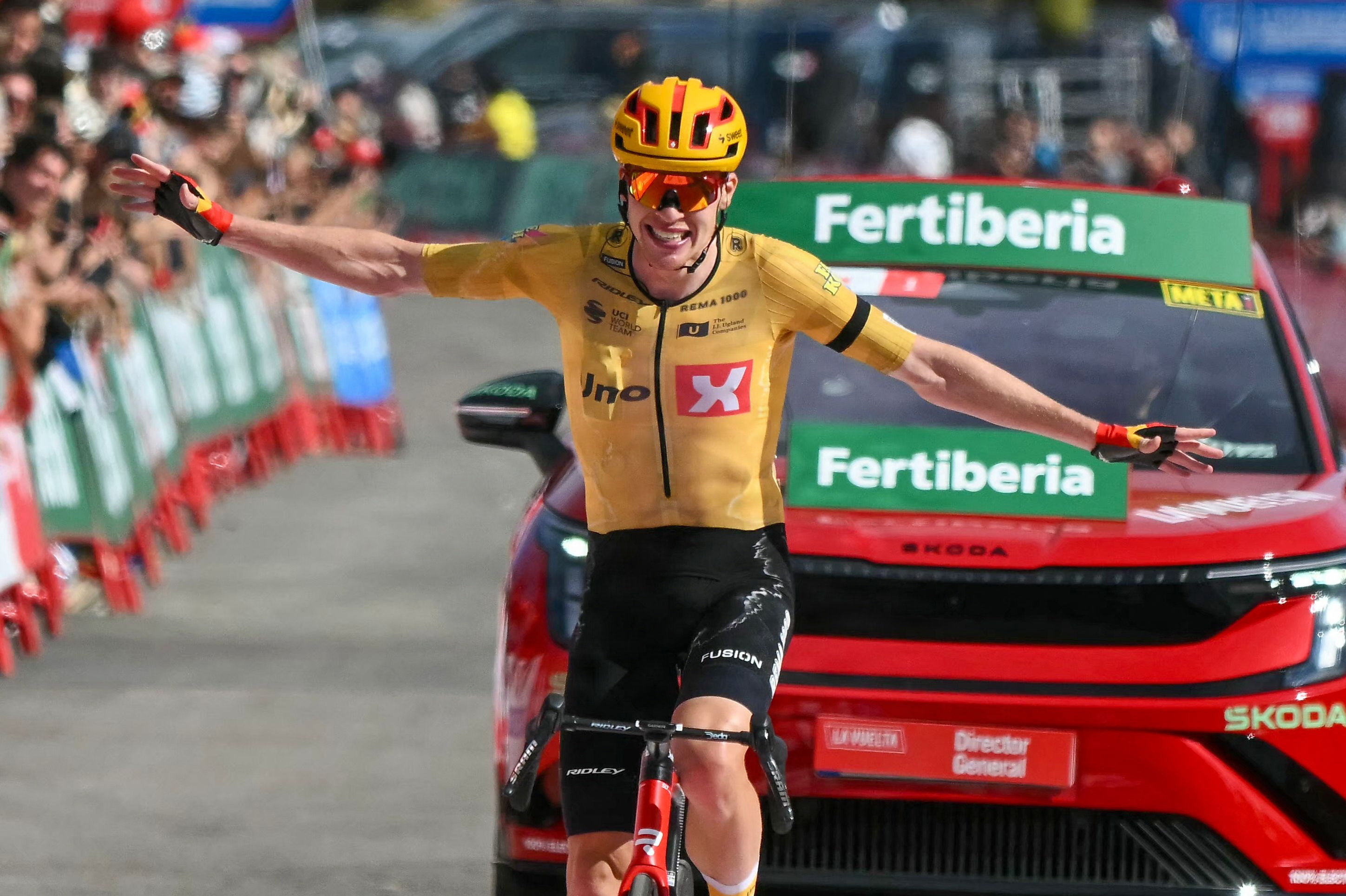 Med sørgebind på venstre arm for at hylde afdøde kong Harald vandt Uno-X-rytteren Andreas Leknessund sin første grand tour-sejr på 7. etape af Vueltaen.