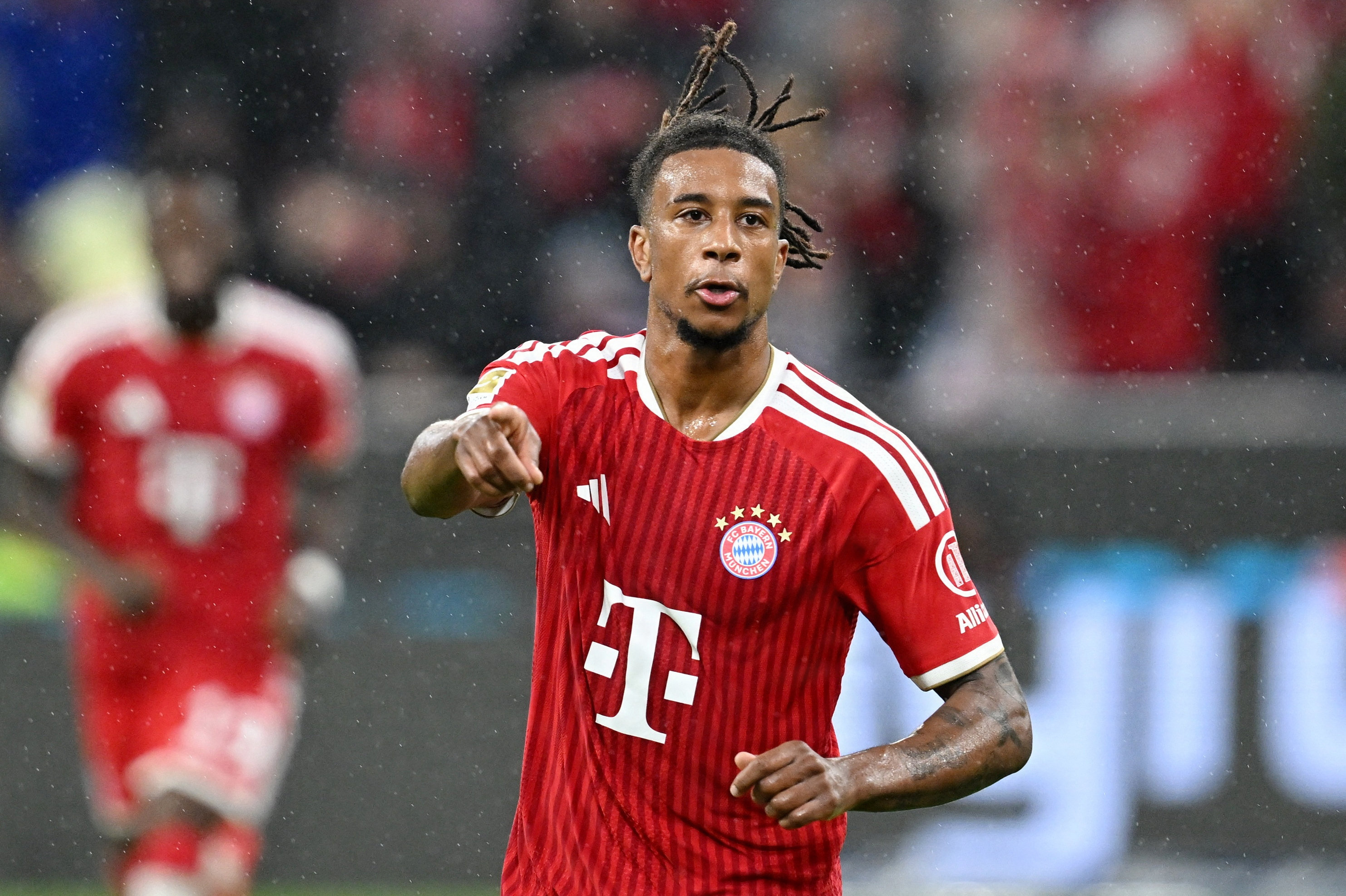 Michael Olise og de andre Bayern München-stjerner dominerede i Bundesliga-premieren mod Stuttgart.