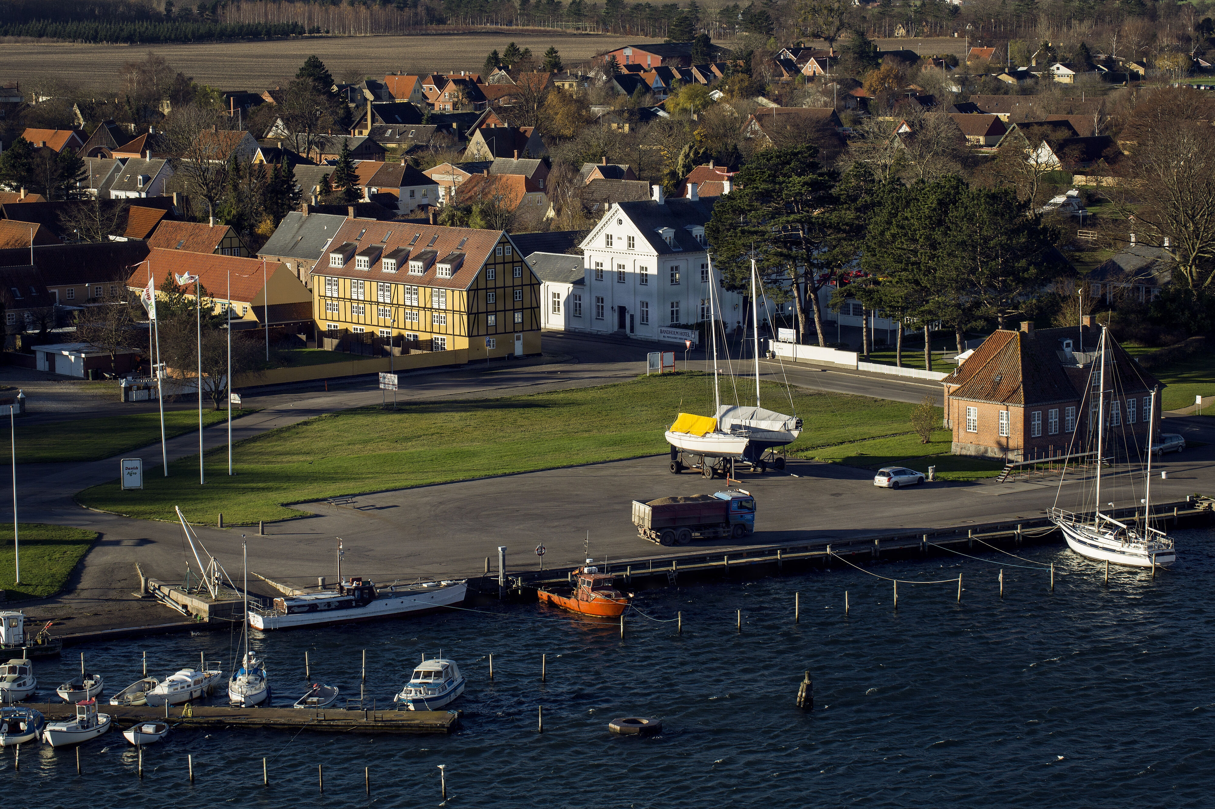 Bandholm Hotel på Lolland tilhørte i flere år Faderhuset. Det er den hvide bygning på billedet, der er taget i 2013. (Arkivfoto).