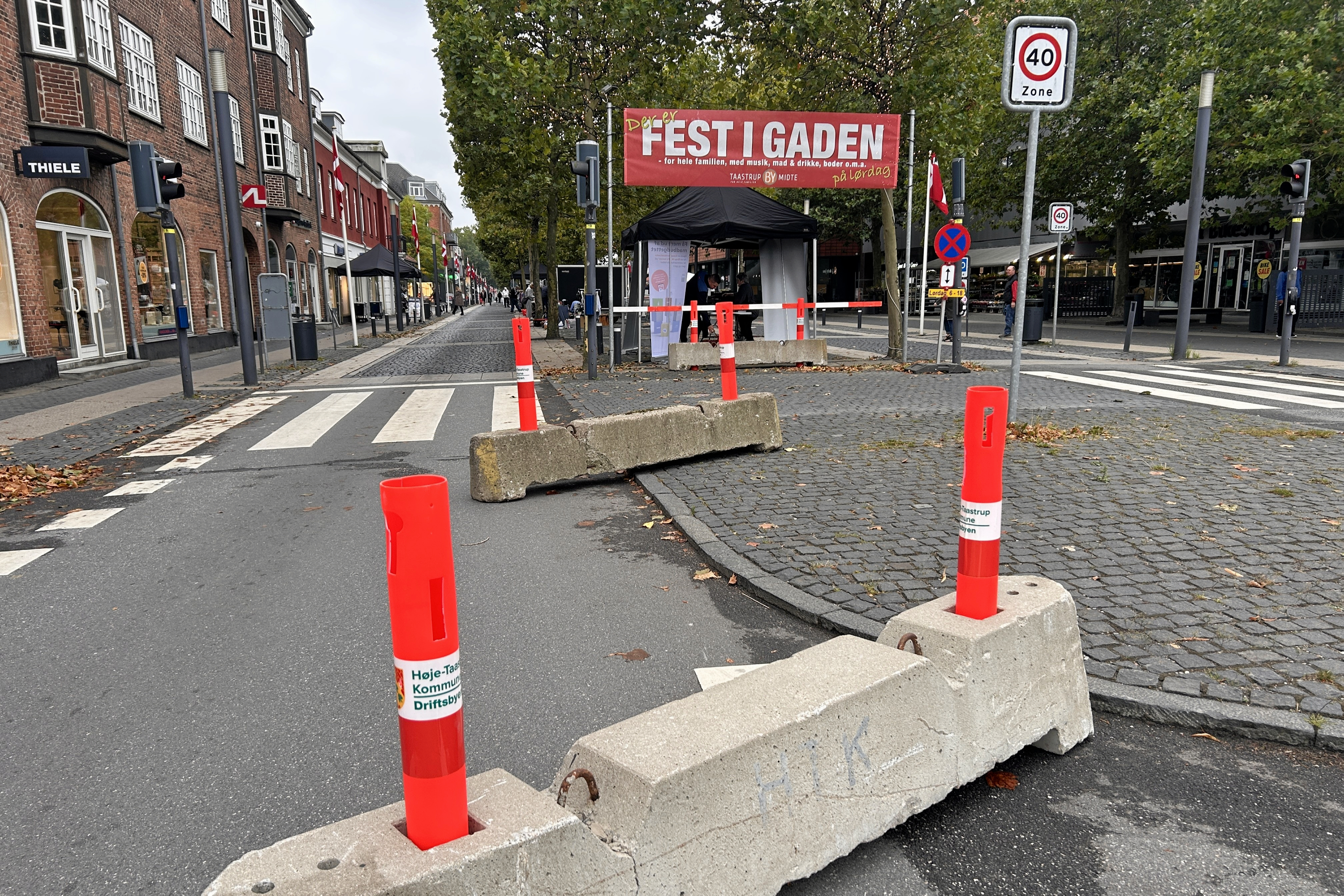 Der er sat betonklodser op i forbindelse med høstfest i Taastrup Hovedgade.