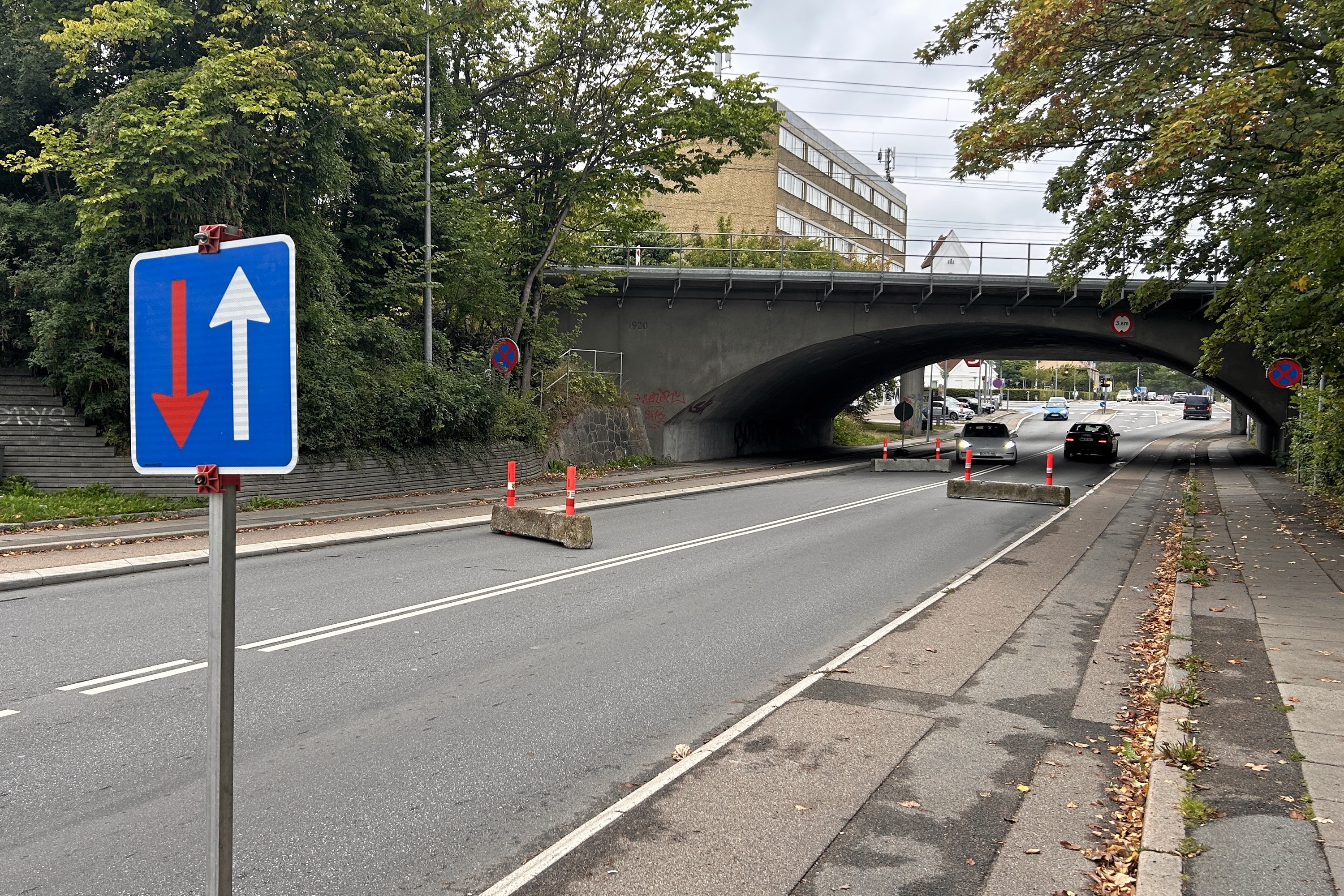 Også under viadukten er der sat betonklodser op i høstfestens anledning. - Kasper Ellesøe Også under viadukten er der sat betonklodser op i høstfestens anledning.
