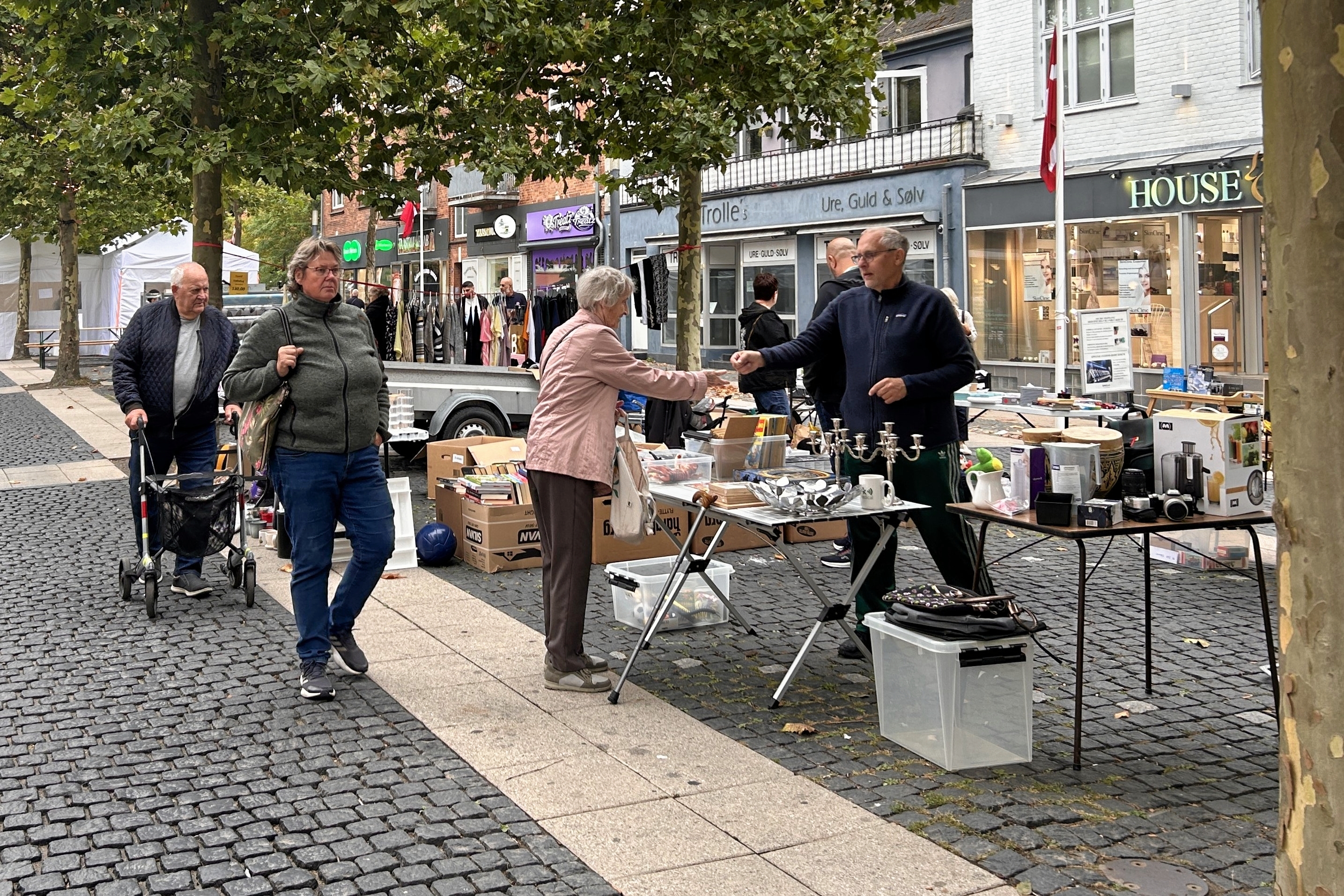 Der blev handlet i kræmmerboderne helt fra begyndelsen til høstfeste i Taastrup Hovedgade. - Kasper Ellesøe Der blev handlet i kræmmerboderne helt fra begyndelsen til høstfeste i Taastrup Hovedgade.
