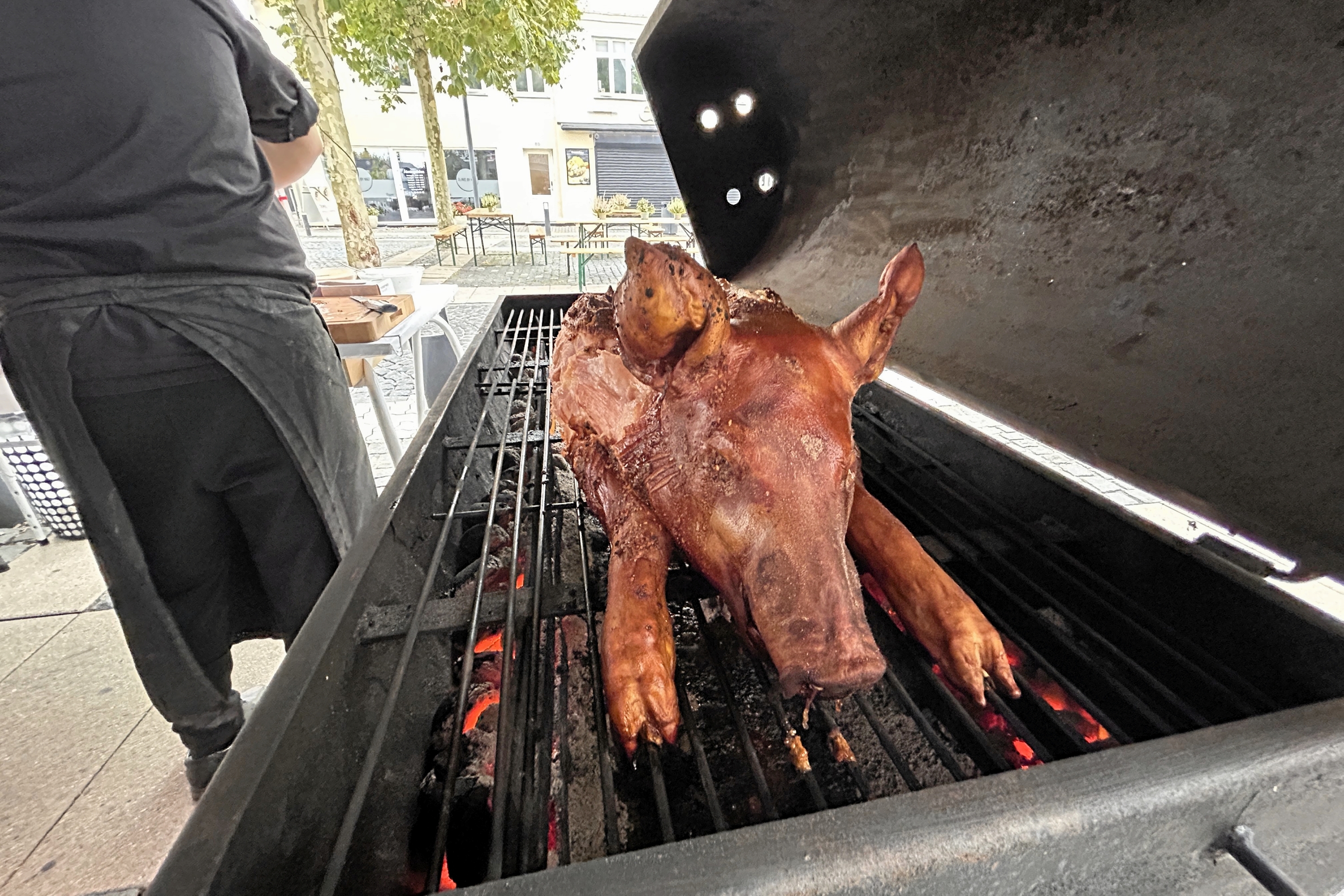 Der var helstegt pattegris på grillen hos slagteren. - Kasper Ellesøe Der var helstegt pattegris på grillen hos slagteren.