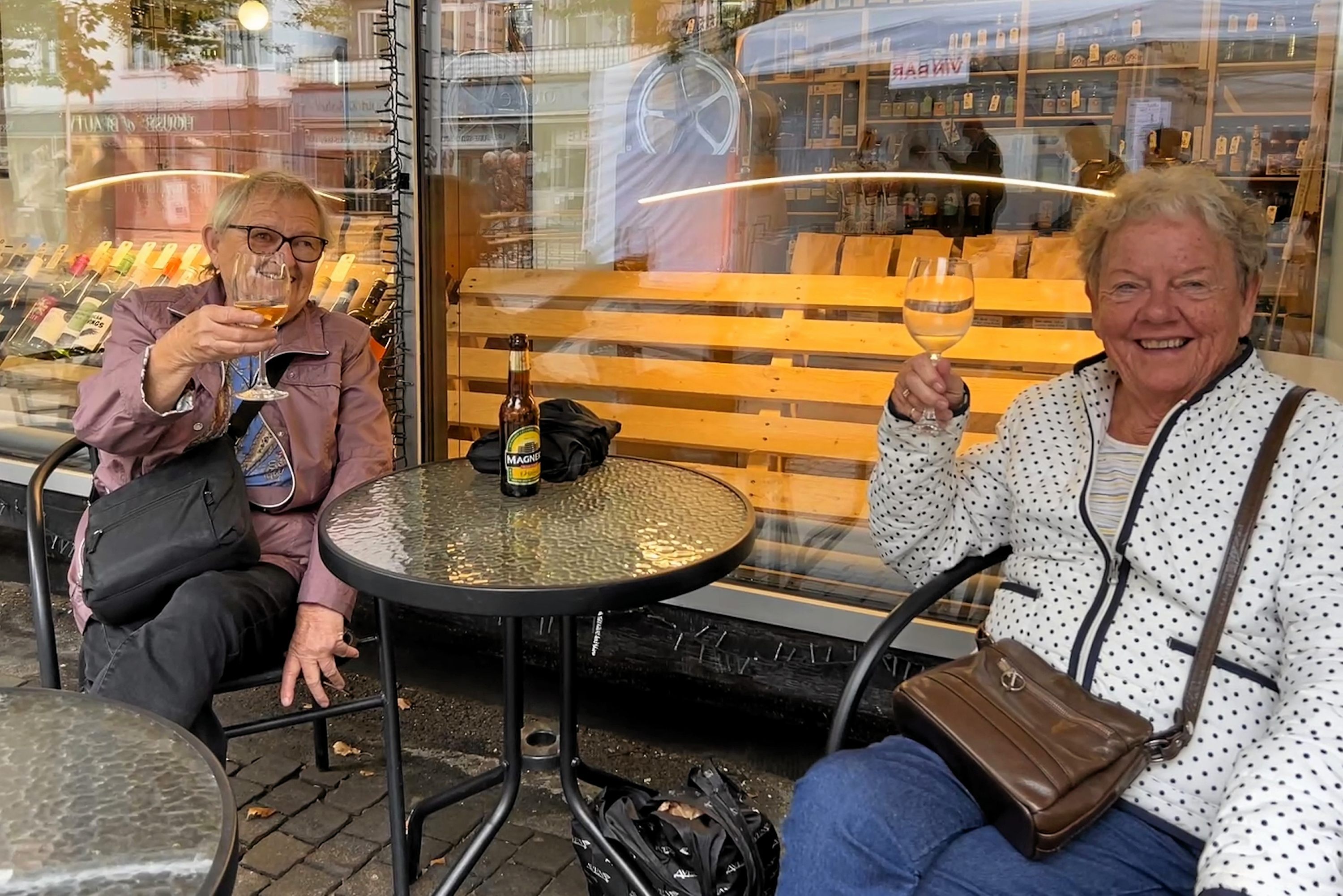 Der var høstfest i Taastrup Hovedgade 29. august, og Jane (th.) og Jette deltog og nød et glas vin.