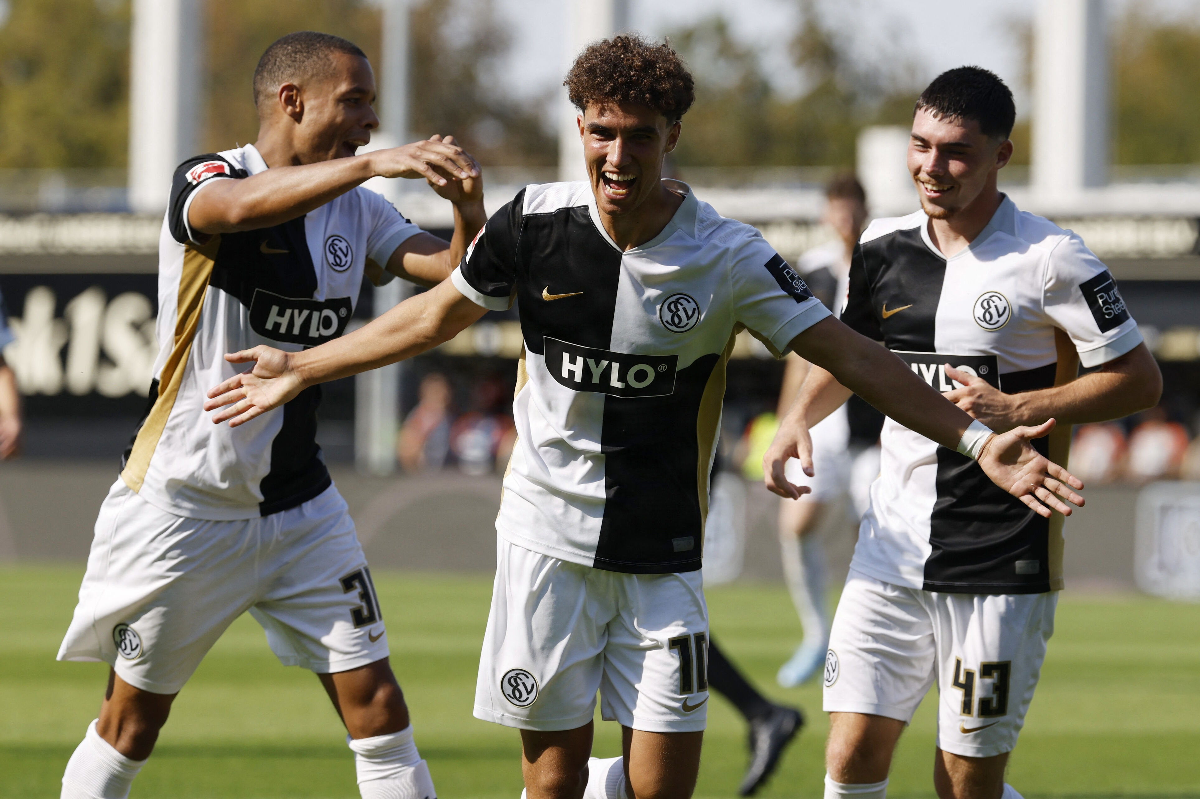 Den 19-årige offensive midtbanespiller Noah Darvich (i midten) er skiftet til SV Elversberg på en lejeaftale i sommerens transfervindue. Teenageren jubler over en scoring i en testkamp i august samen med holdkammeraterne Jan Gyamerah (til venstre) og Felix Keidel. (Arkivfoto).