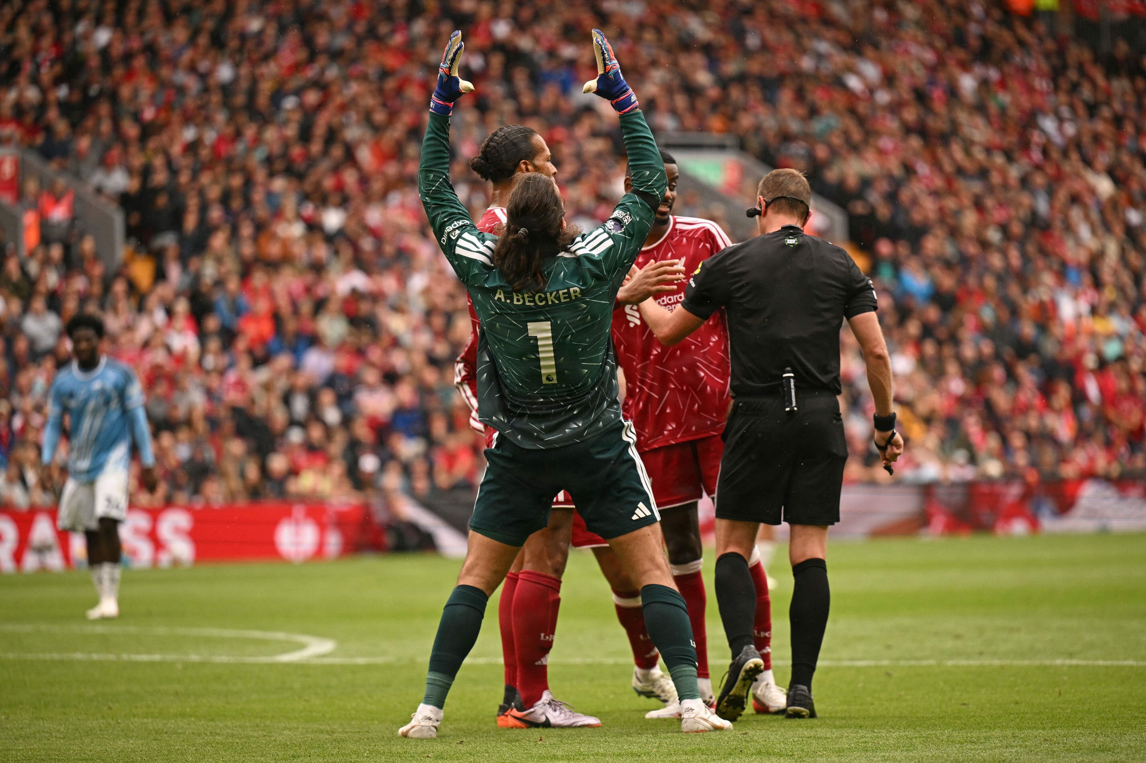 Målmand Alisson Becker var frustreret, efter at der blev dømt et straffespark imod ham og Liverpool.