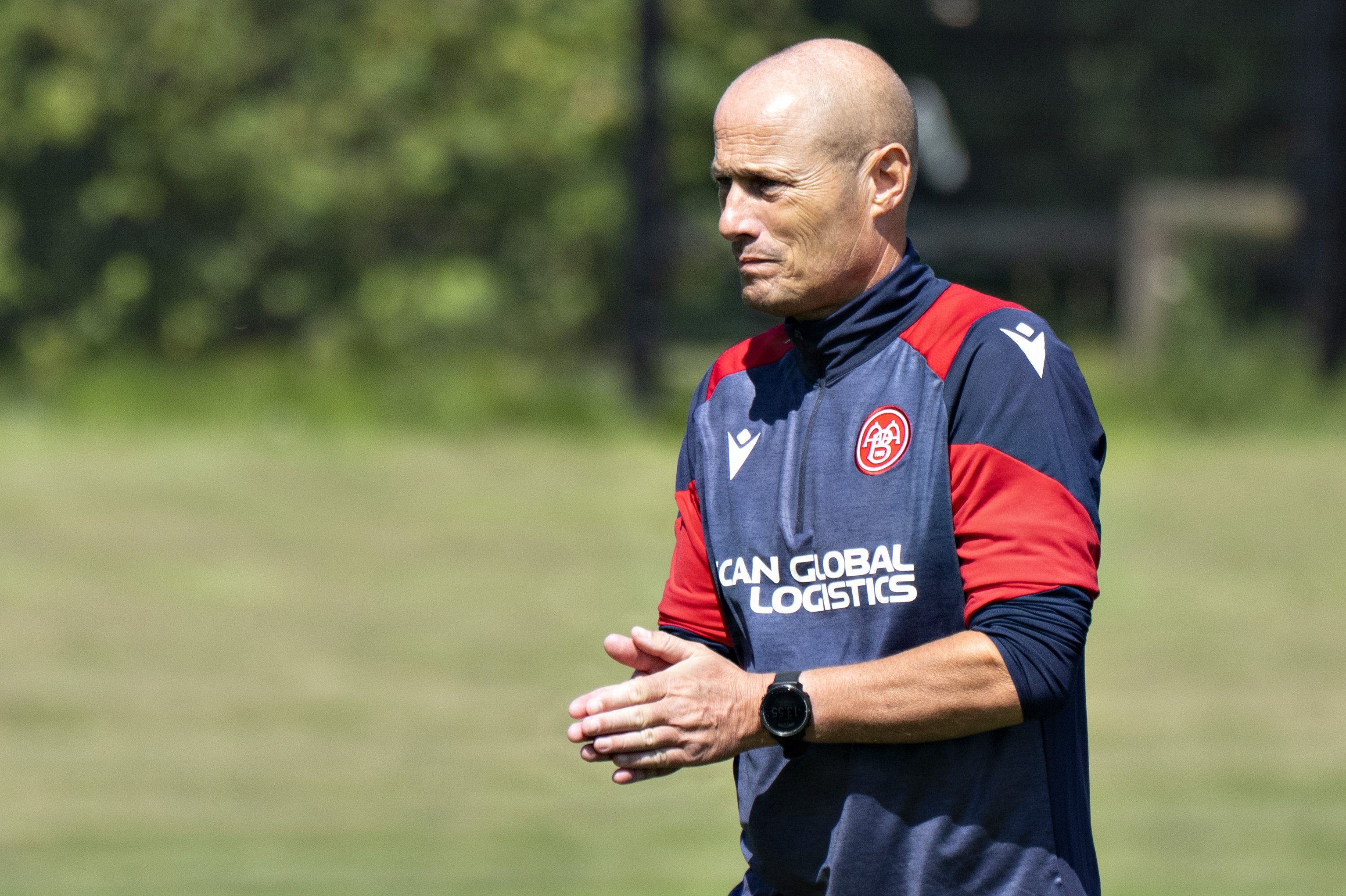 AaB's cheftræner, Steffen Højer, har ikke fået de forventede resultater til Aalborg i begyndelsen af denne sæson. (Arkivfoto).
