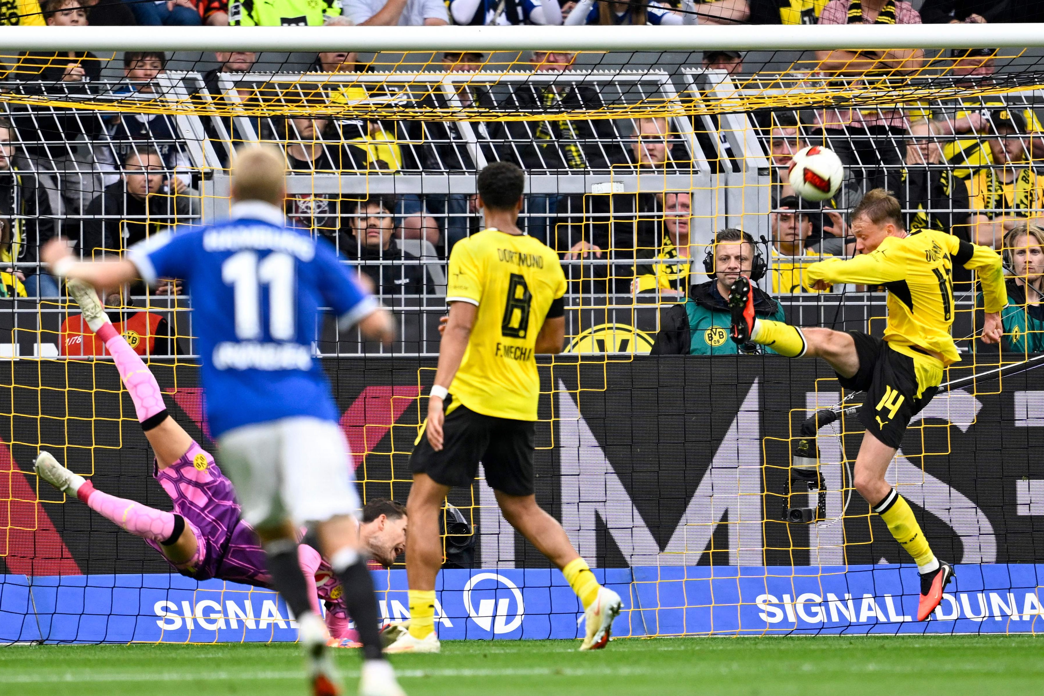 HSV og Albert Grønbæk (nummer 11) var flere gange tæt på en scoring, men Dortmund endte med at vinde kampen 2-0.
