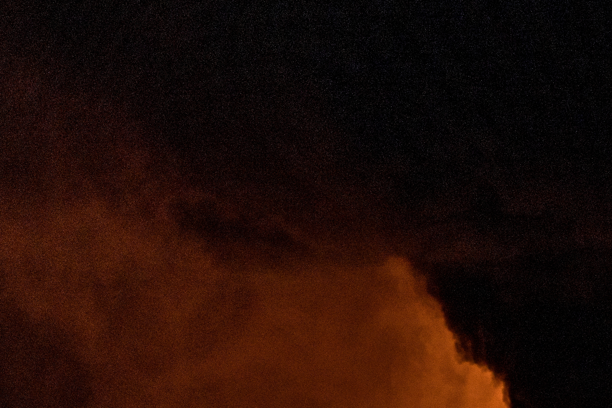 Beredskabet er til stede ved en større brand i et affaldsoplag på Køge Havn.. - Steven Knap/Ritzau Scanpix Beredskabet er til stede ved en større brand i et affaldsoplag på Køge Havn..