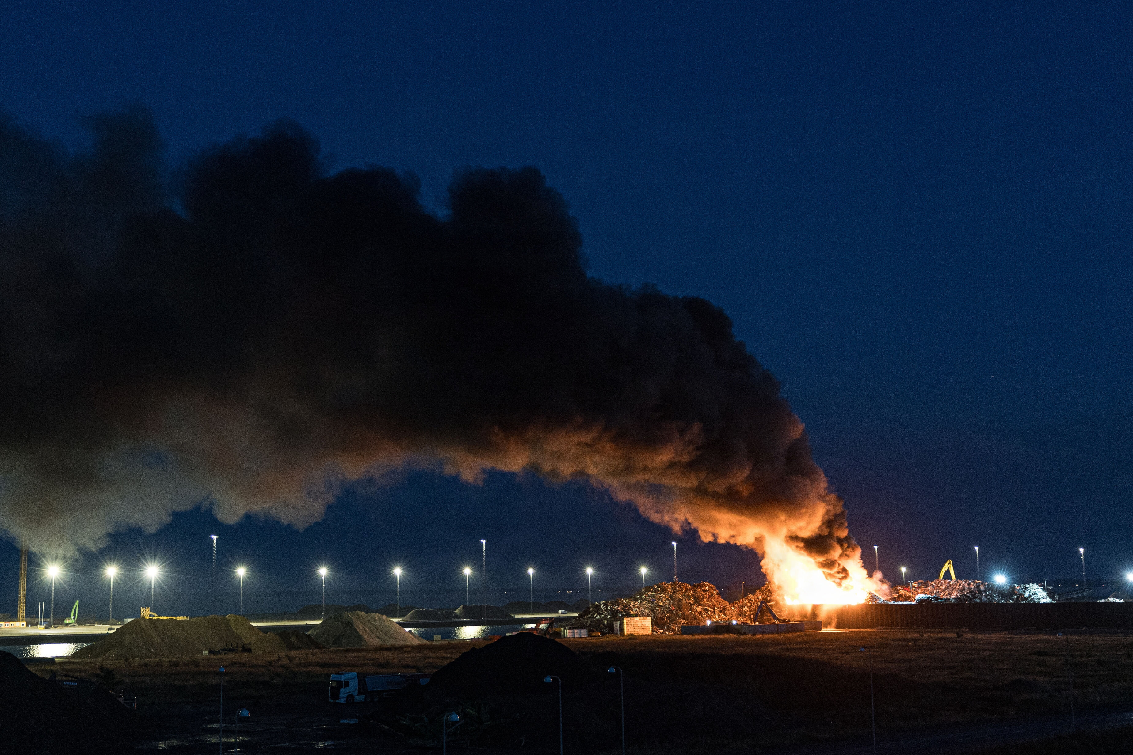 Brandvæsen og politi var lørdag til stede ved en større brand, der var brudt ud på havnen i Køge.