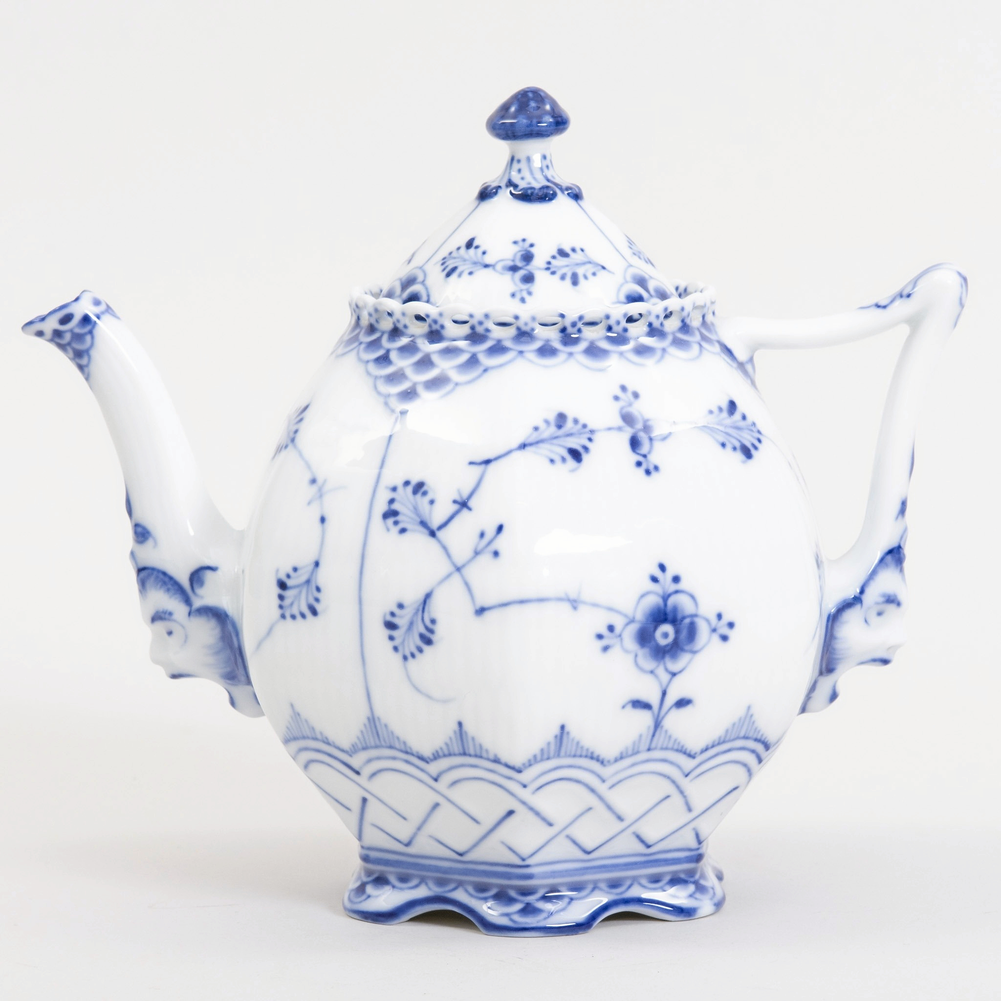 Du kender nok bedst Royal Copenhagen for det musselmalede porcelæn i hvid og blå, men porcelængsmærket har lagt navn til meget andet.