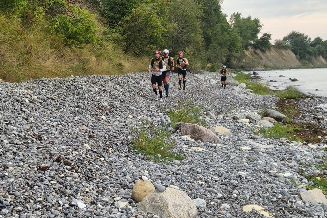 Atleterne skulle forcere stenene for foden af Stevns Klint ved Bøgeskoven i EM Montane Adventure Race, der løb af staben på Sjælland fra fredag til søndag.
