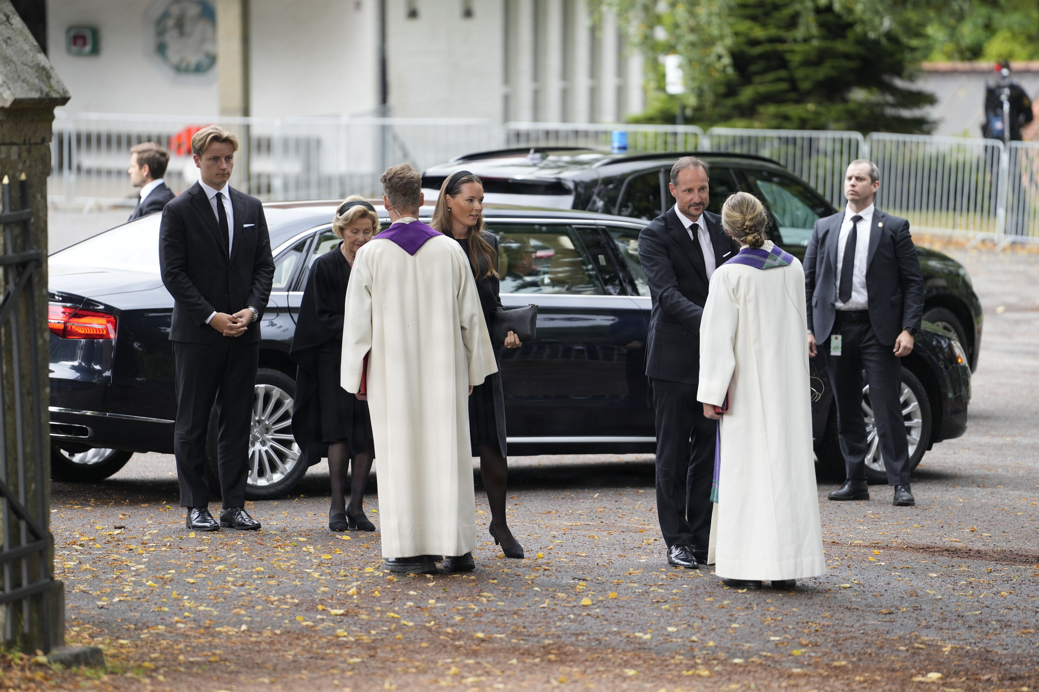 Som de sidste dukkede kong Haakon, kronprinsesse Ingrid Alexandra, prins Sverre Magnus og dronning Sonja op sammen til sørgegudstjeneste i Asker Kirke søndag formiddag.