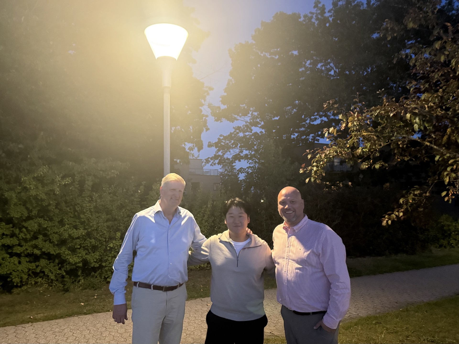Byrådsmedlemmerne Niels Jørgen Brandt (K), Anders Medum Groth (RV) og Markus Zhen Wei Jin (V) glæder sig over, at der nu er sat et punktum efter seks års behandling af sagen om betaling af vejbelysning.