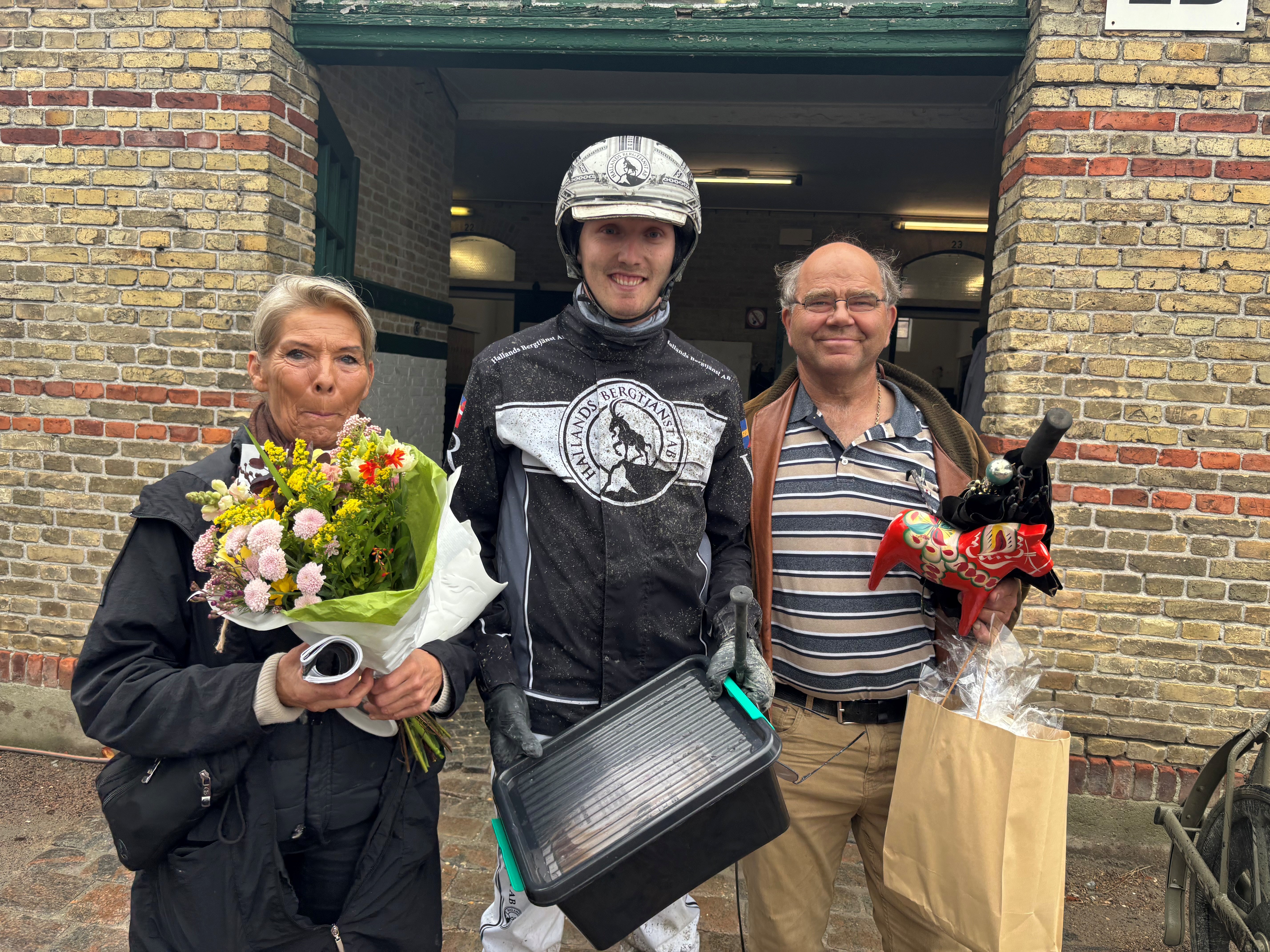 Birgitte og Victor Rosleff og Torben Traver Christiansen med pokal og præmier efter sejren.