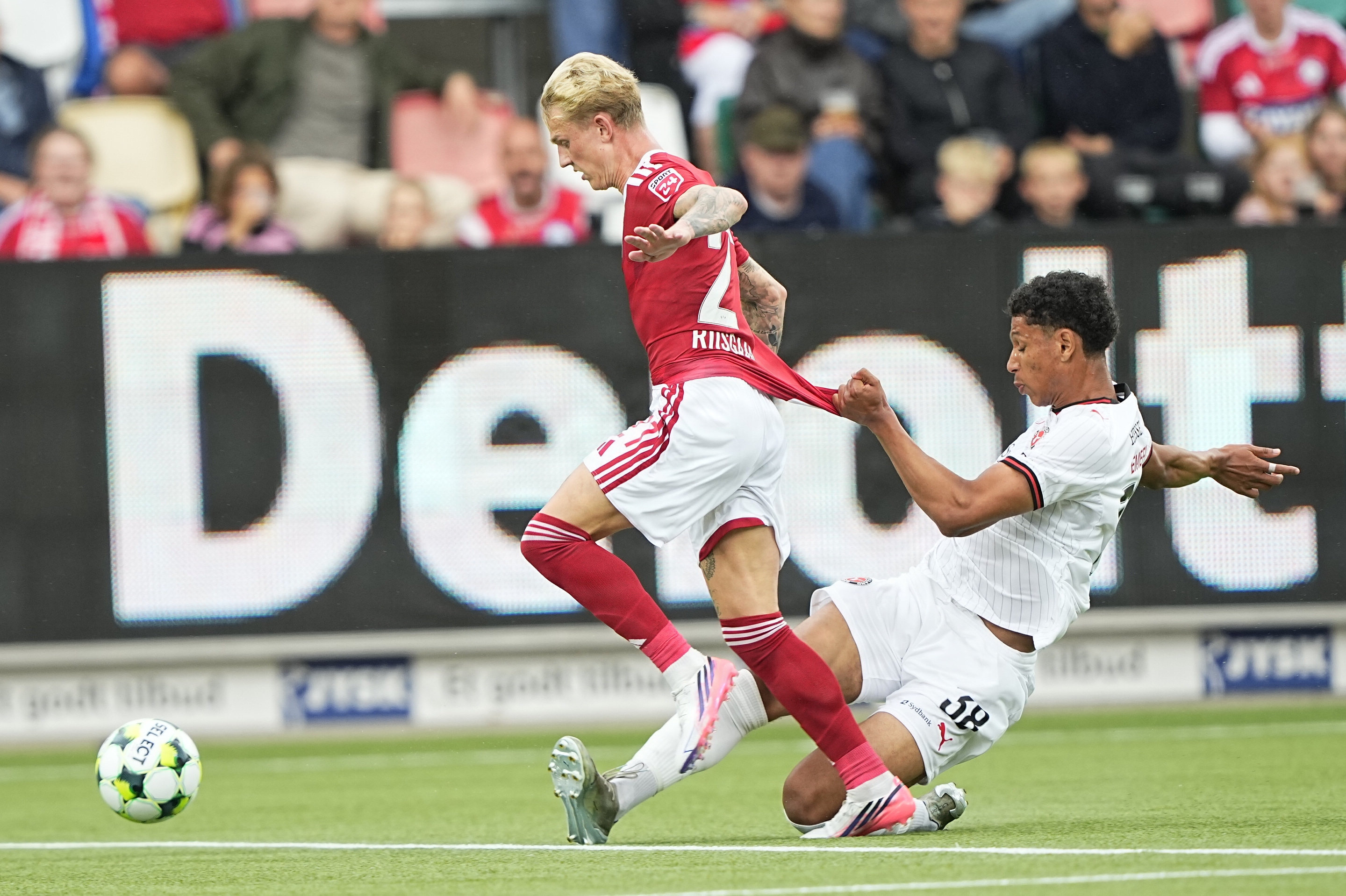 Hurtige Lucas Riisgaard holdt FC Midtjyllands defensiv travlt beskæftiget og fremtvang blandt andet et rødt kort til Julius Emefile.
