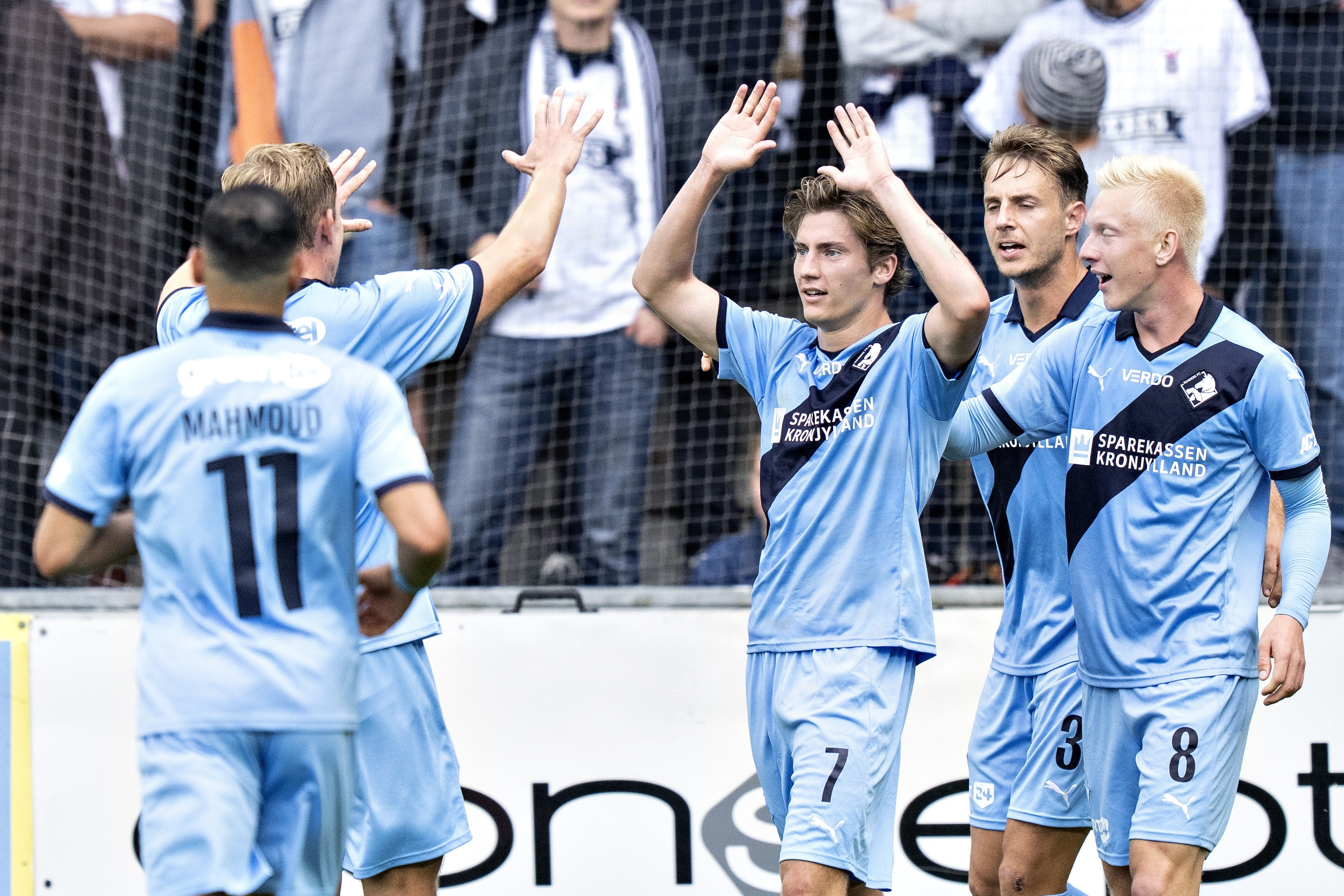 Randers' Mike Themsen jubler i første halvleg over sin scoring til 2-0 for Randers. AGF reducerede i anden halvleg, men fik ikke point i Kronjylland.