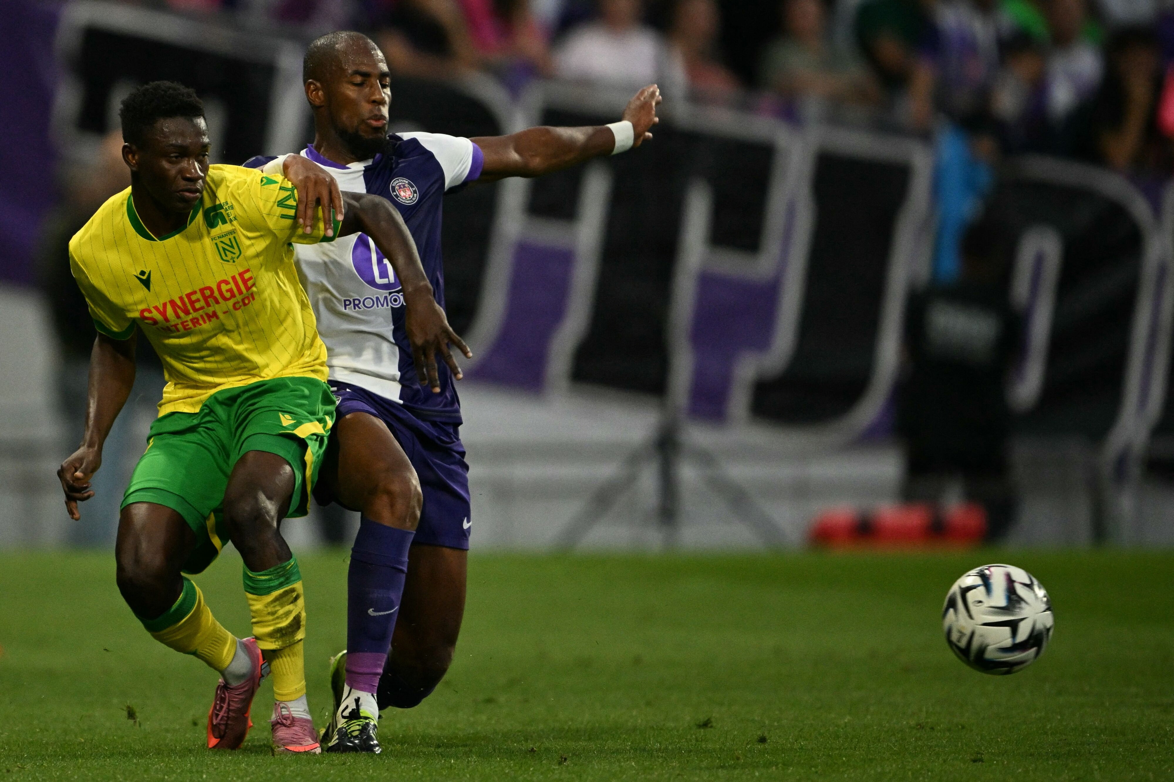 Den nye Randers-spiller Amady Camara ses i gult i aktion for Ligue 1-klubben Nantes, hvor han var udlejet i seneste sæson. (Arkivfoto).