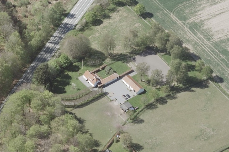 Boligen ligger i den sydlige del af landsbyen.