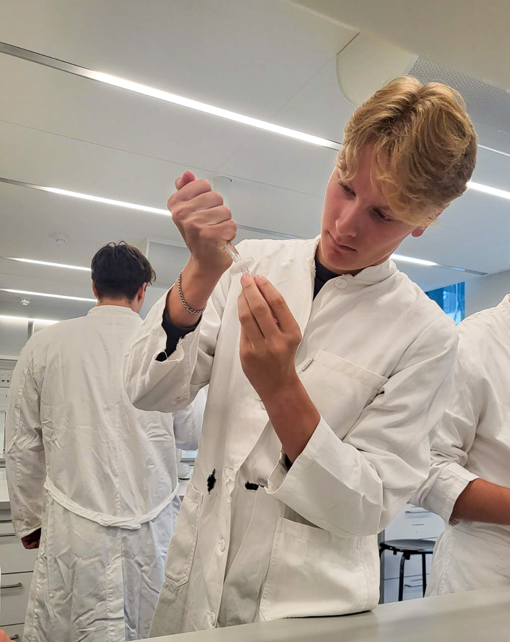 Eleverne fik de mulighed for at analysere kombucha med professionelt laboratorieudstyr.