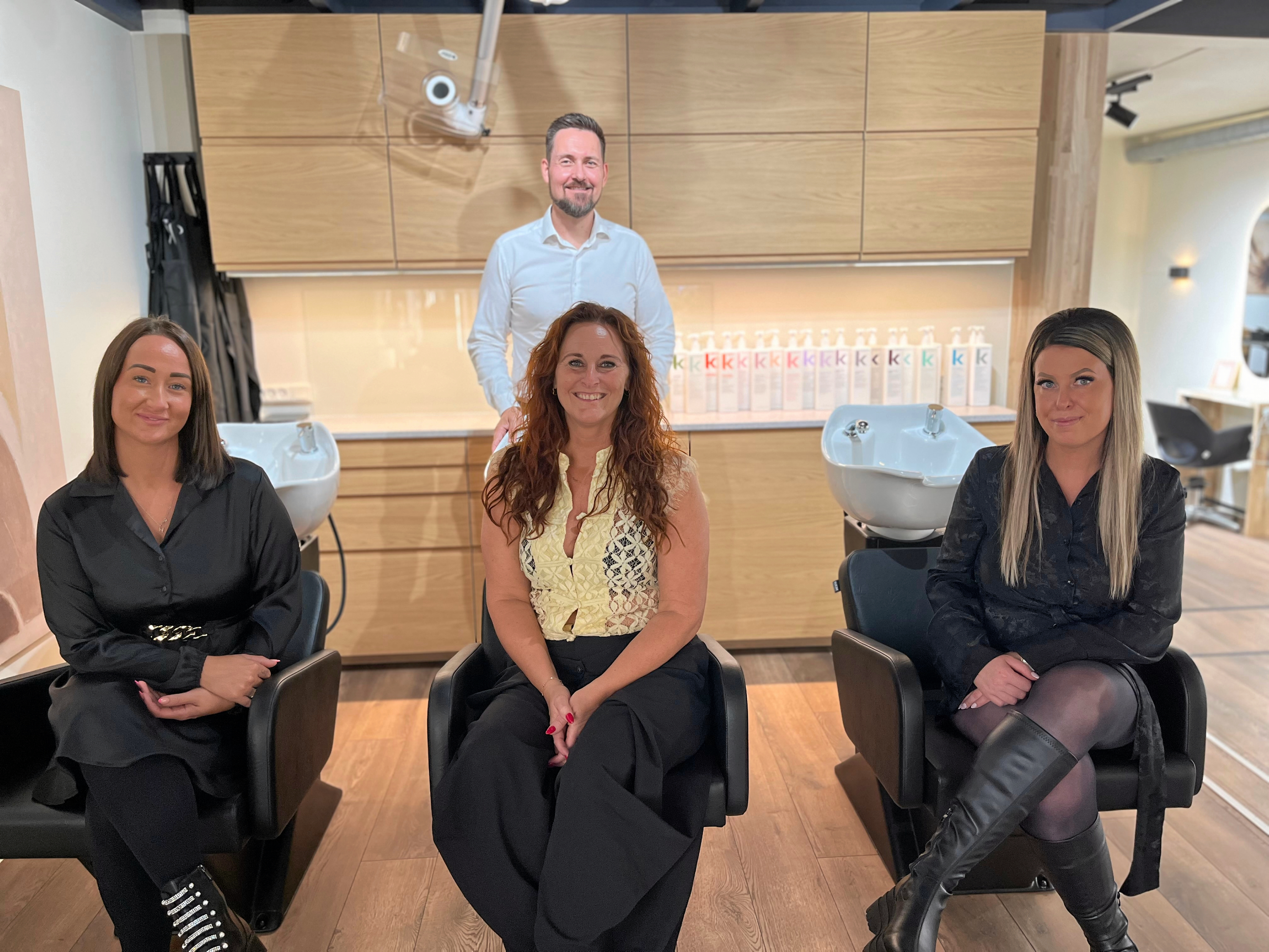 Nadine, Maria og Pernille samt indehaver Freddy tog imod med bobler i glassene og med højt humør, da Salon Fritz lørdag åbnede i helt nye omgivelser i Inoord