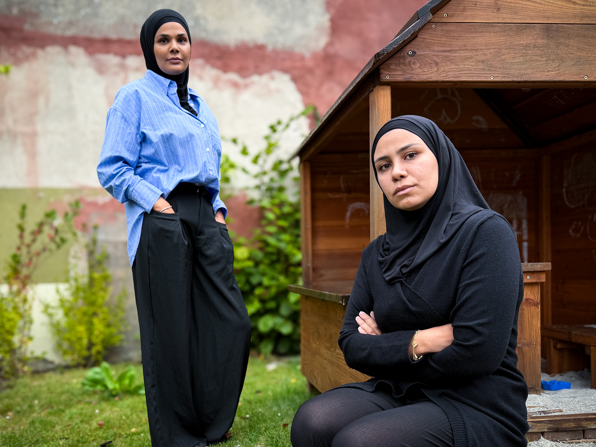 Mariam Chahwan (t.v.) og Nazek Zeitawi (t.h.) frygter, at både Bifrostskolens elever og børnene i Snurretoppen vil mistrives, hvis de to vidt forskellige tilbud samles under samme tag.