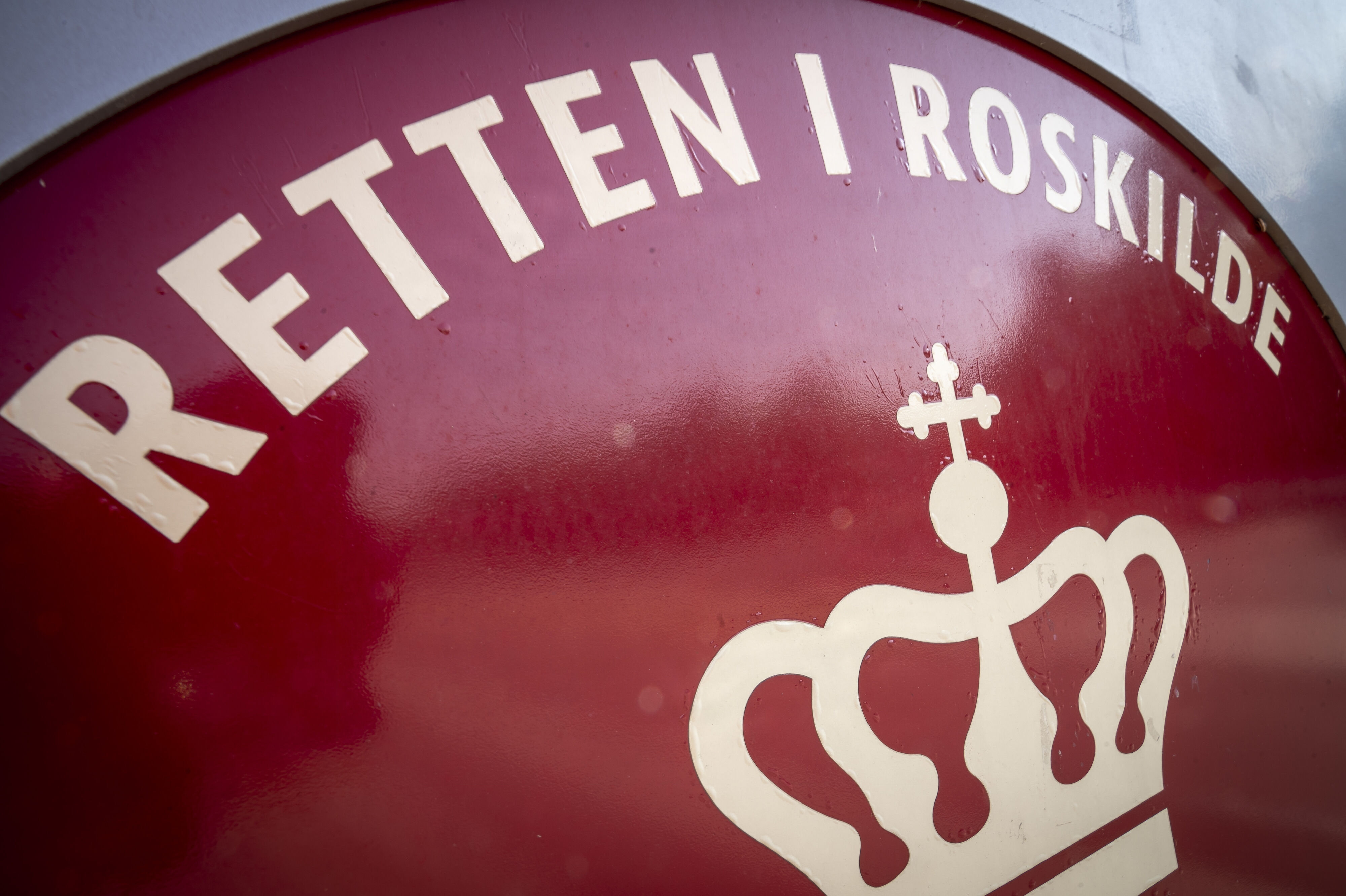 Retten i Roskilde har mandag afsagt dom i en sag, hvor en 24-årig mand og en 23-årig kvinde er kendt skyldige i henholdsvis vold med døden til følge og medvirken hertil. Manden har fået seks år og kvinden har fået et år og ni måneder. (Arkivfoto).