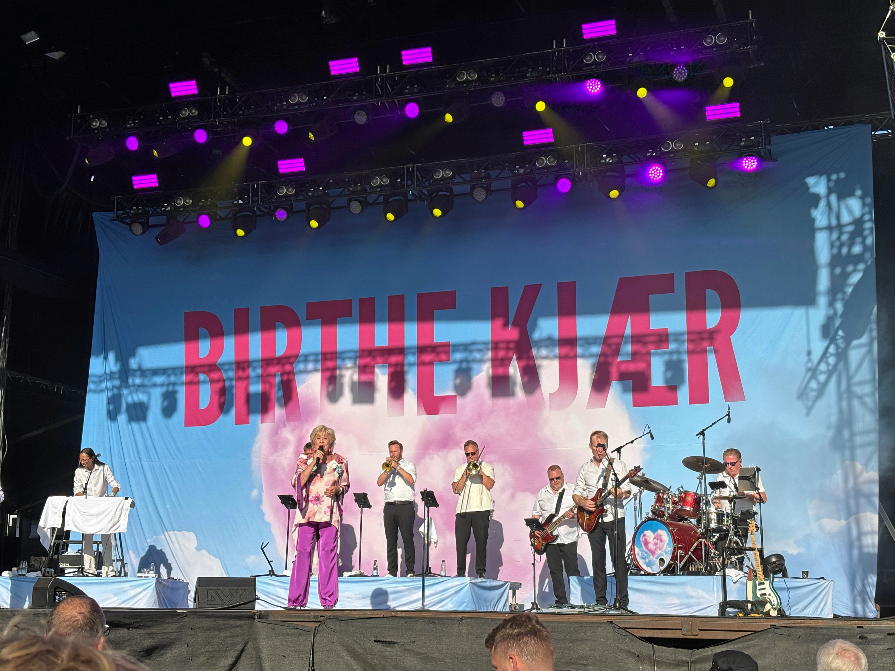 Festugen trak ikke mindst mange mennesker til parken, da folkekære Birthe Kjær stod på scenen.