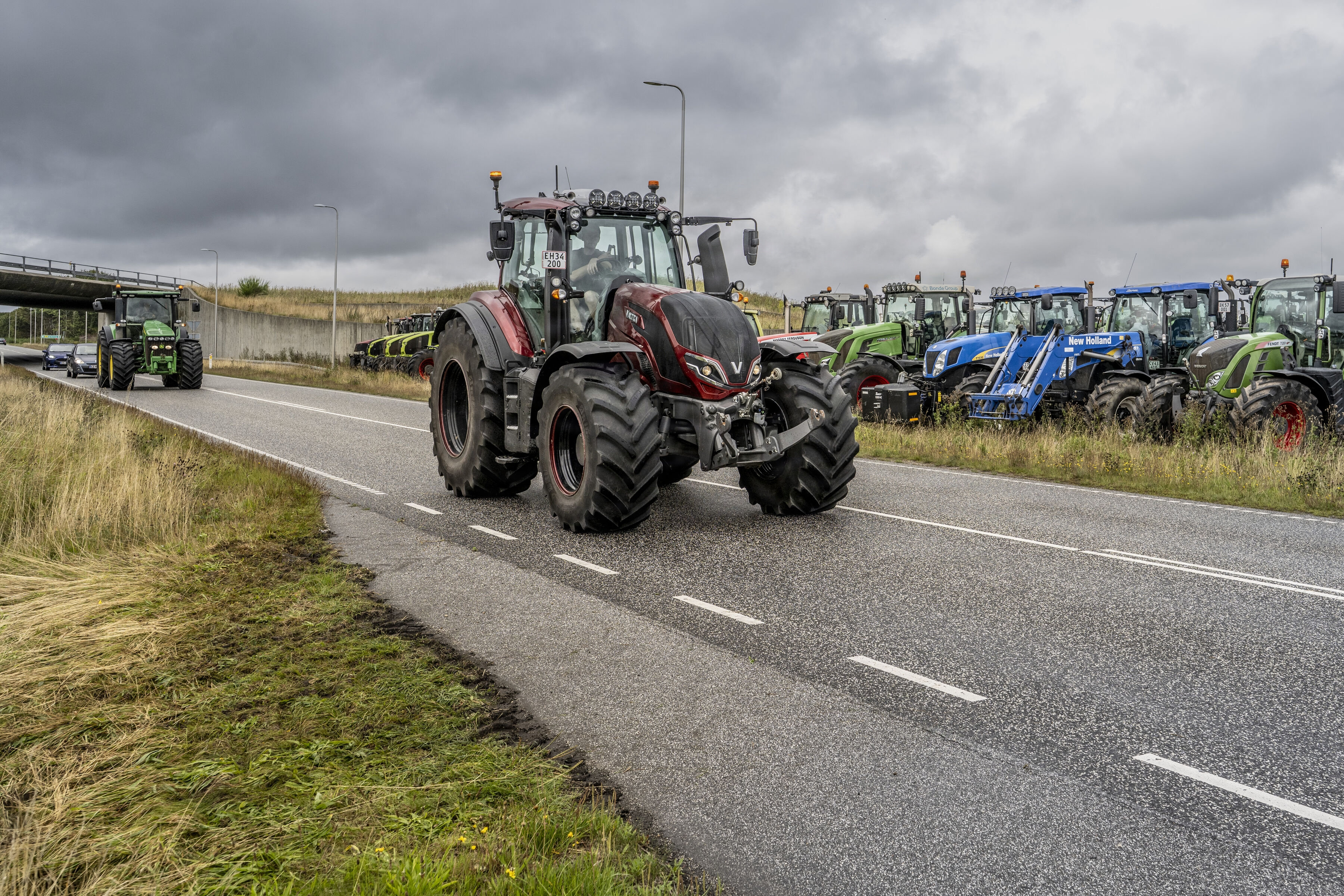 Landmænd demonstrerer mandag ved en motorvejstilkørsel ved Holstebro for at vise utilfredshed mod regeringens lovforslag om gødskningsloven, som skal til afstemning i denne uge. Tirsdag er der planlagt demonstrationer med traktorer i hovedstaden.