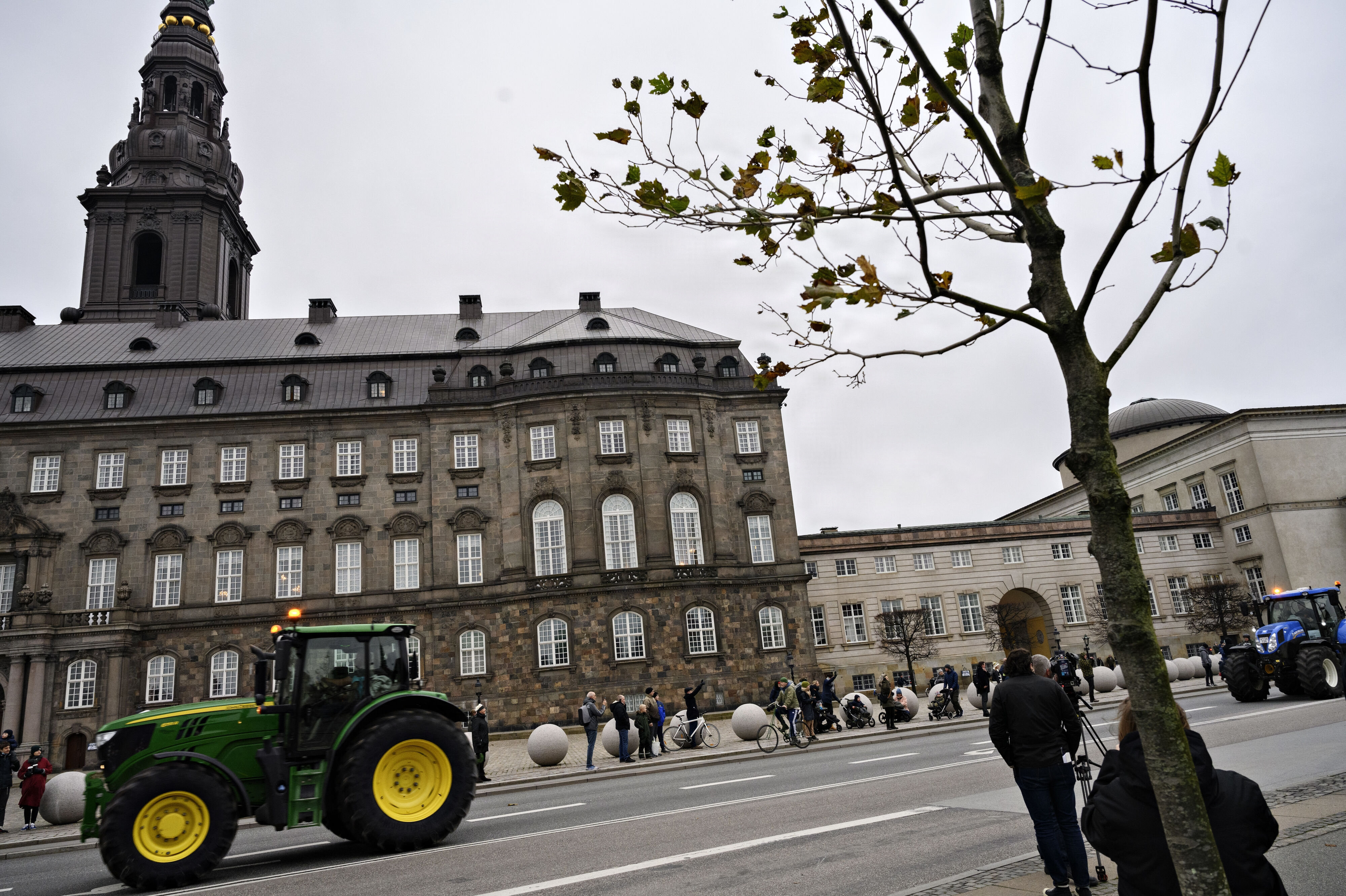 En stor traktordemonstration ventes tirsdag foran Christiansborg. Billedet her er fra en traktordemonstration i november 2020. (Arkivfoto).